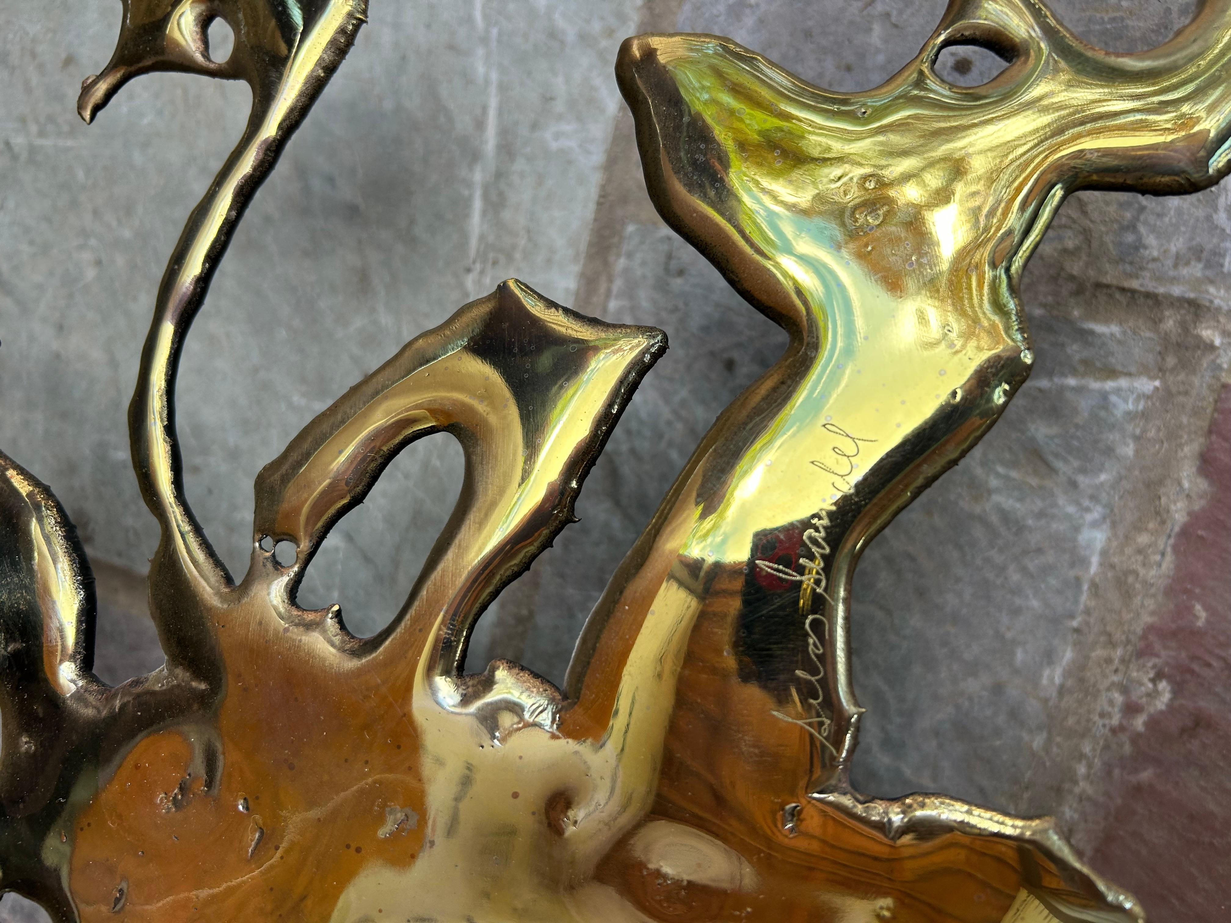 Americano Grande scultura da parete in bronzo con nastro di Silas Seandel, metà del secolo scorso. in vendita