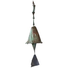 Grande cloche Soleri en bronze et support de suspension