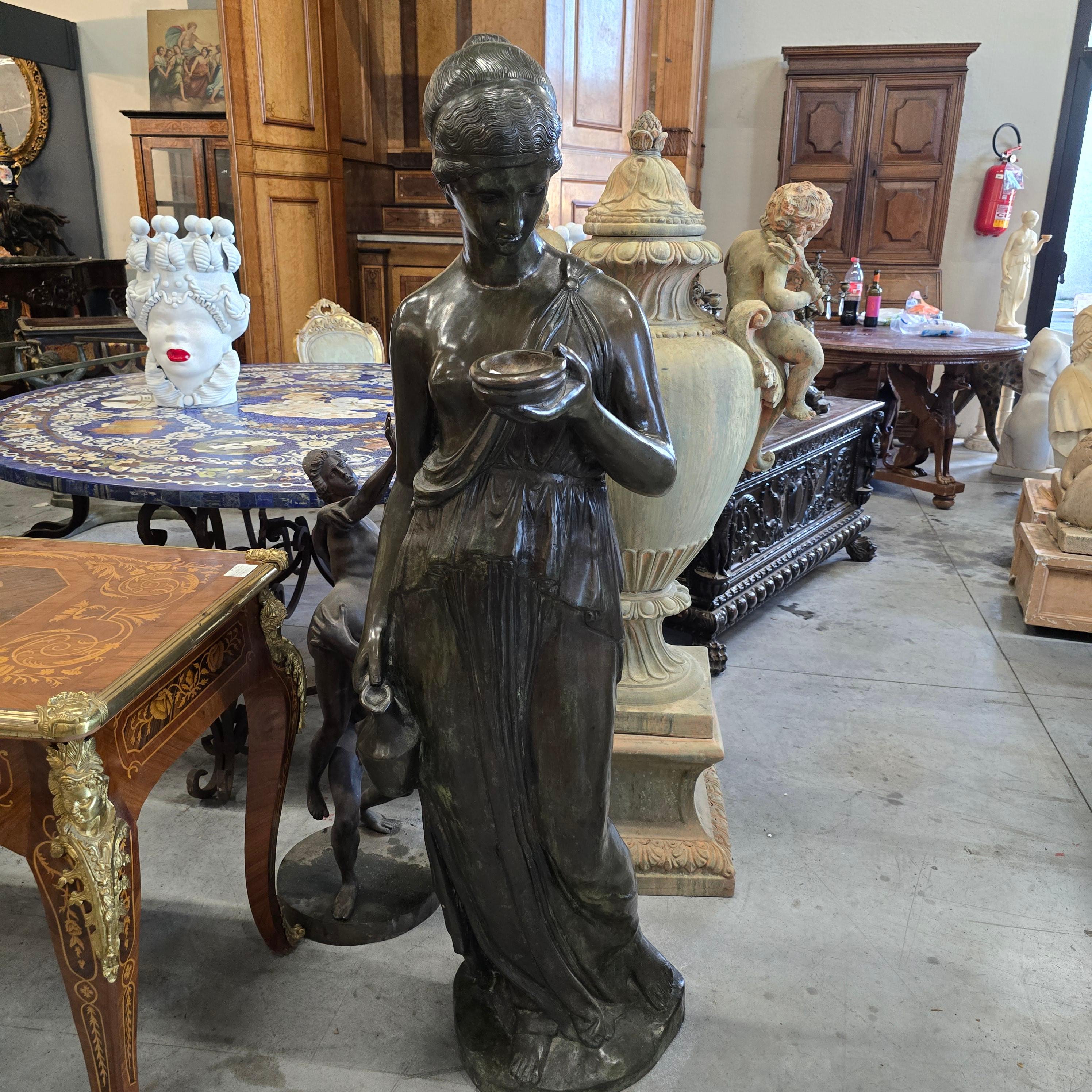 Questa squisita scultura in bronzo, 