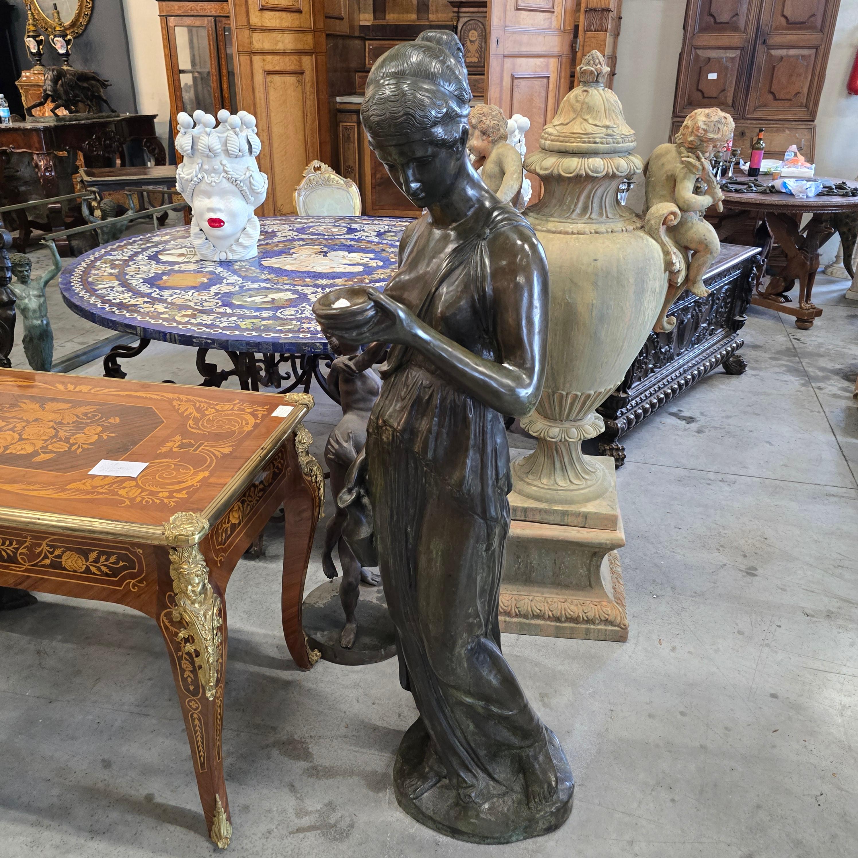XX secolo Grande statua di bronzo - Ebe - Dea della giovinezza in vendita
