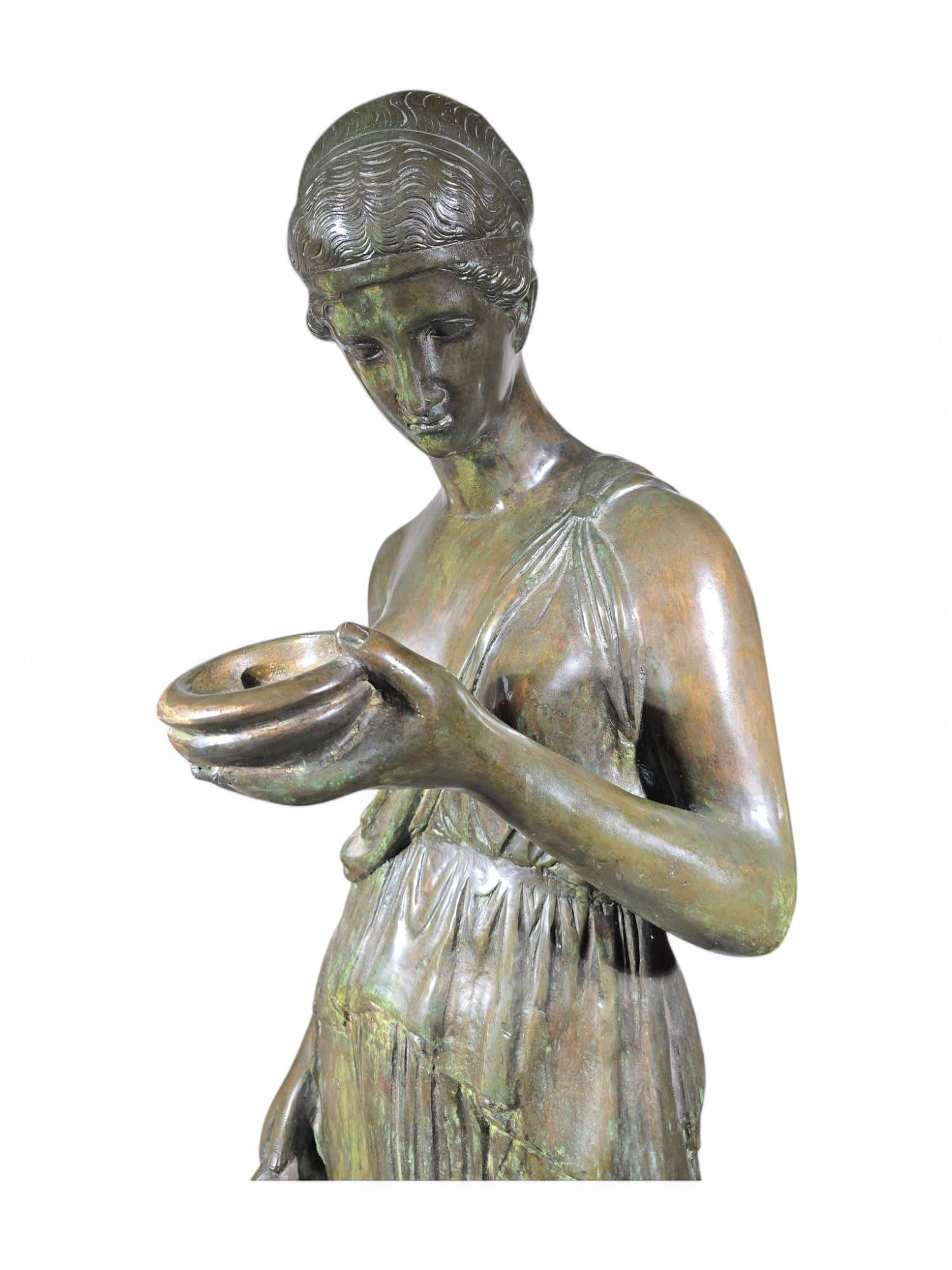 XX secolo Grande statua di bronzo - Ebe - Dea della giovinezza in vendita
