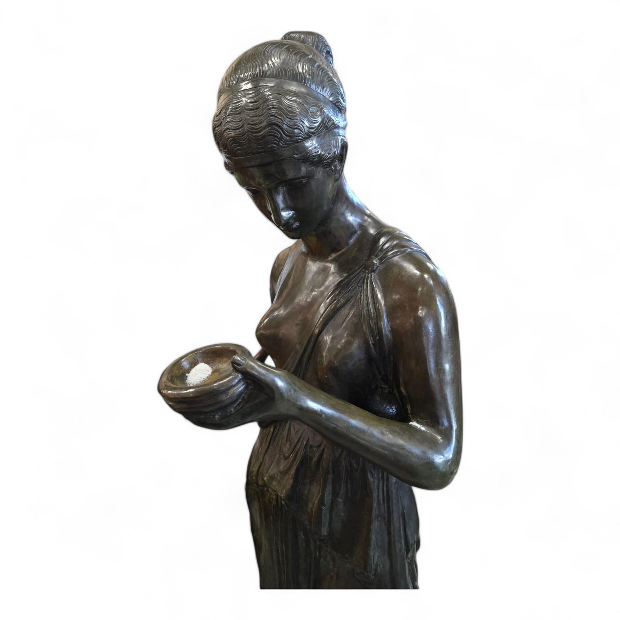 Grande statua di bronzo - Ebe - Dea della giovinezza in vendita 3