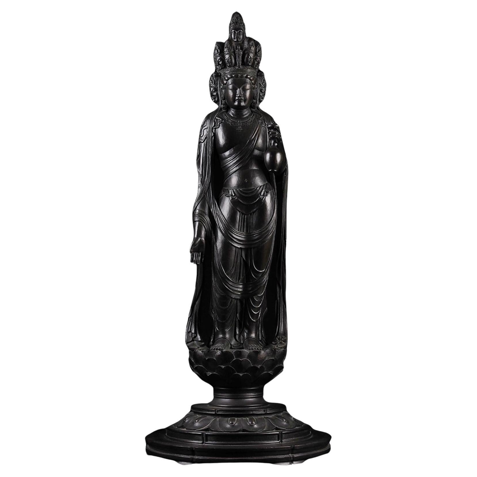 Hauteur : 75 cm
Largeur : 31.5 cm
Poids : 18,1 kg
Matériau : Bronze coulé (chūdō)
Signé, avec garantie d'authenticité

Une magnifique sculpture en bronze à grande échelle du Bodhisattva Kannon à onze visages (Jūichimen Kannon Bosatsu), créée par le
