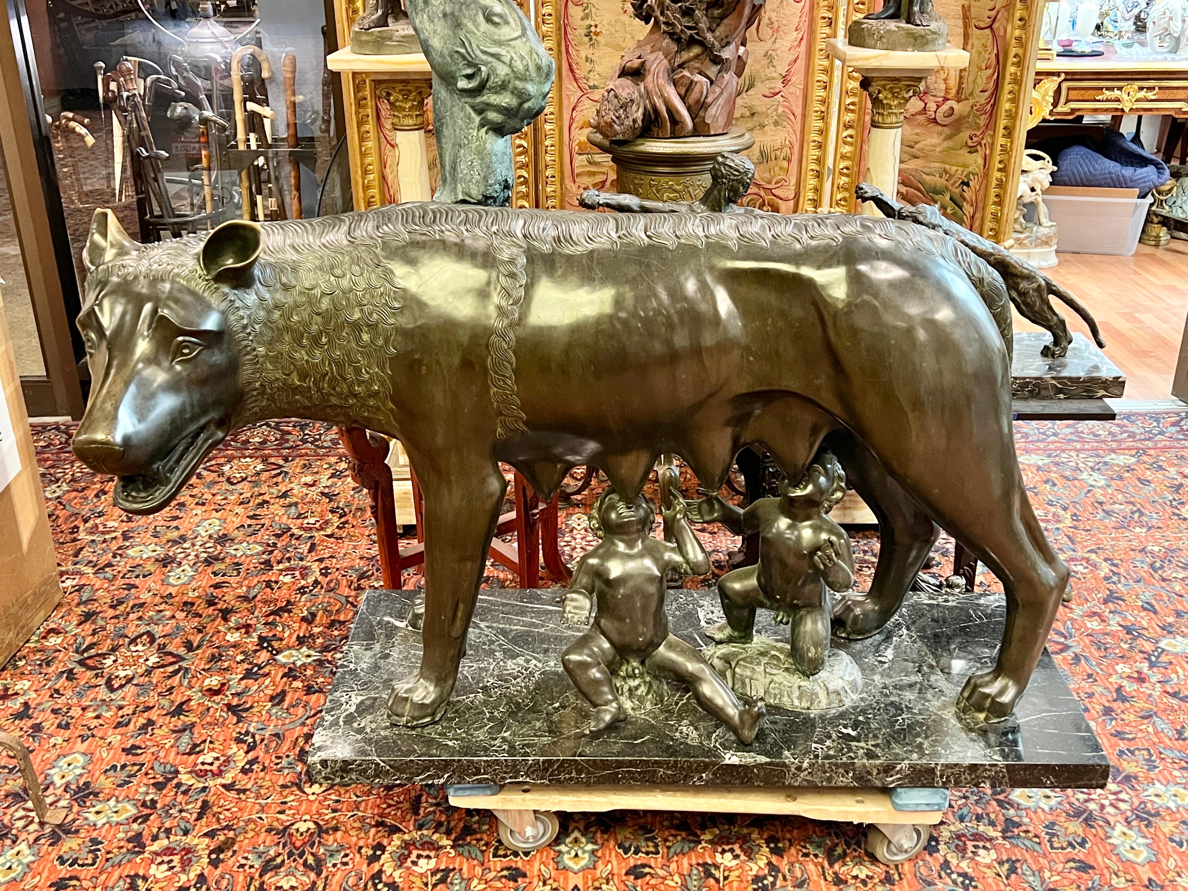 Figura in bronzo patinato molto grande e finemente scolpita e fusa della Lupa Capitolina che allatta i mitici due fondatori di Roma, Romolo e Remo, montata su una base di marmo, 57 x 26 x 34 pollici.  Apparentemente non firmato e molto probabilmente