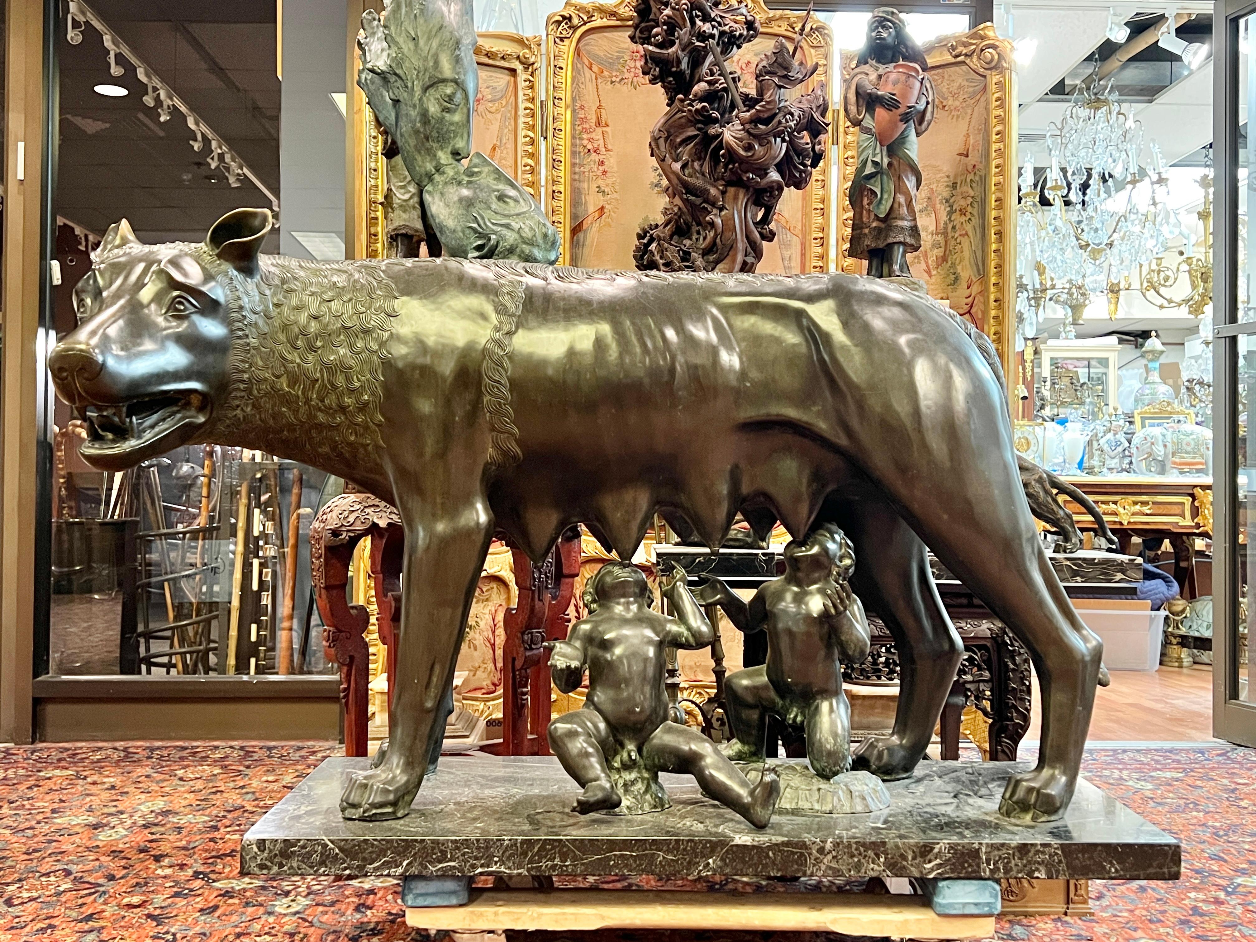 Neoclassico Grande statua in bronzo della lupa capitolina che allatta Romolo e Remo in vendita