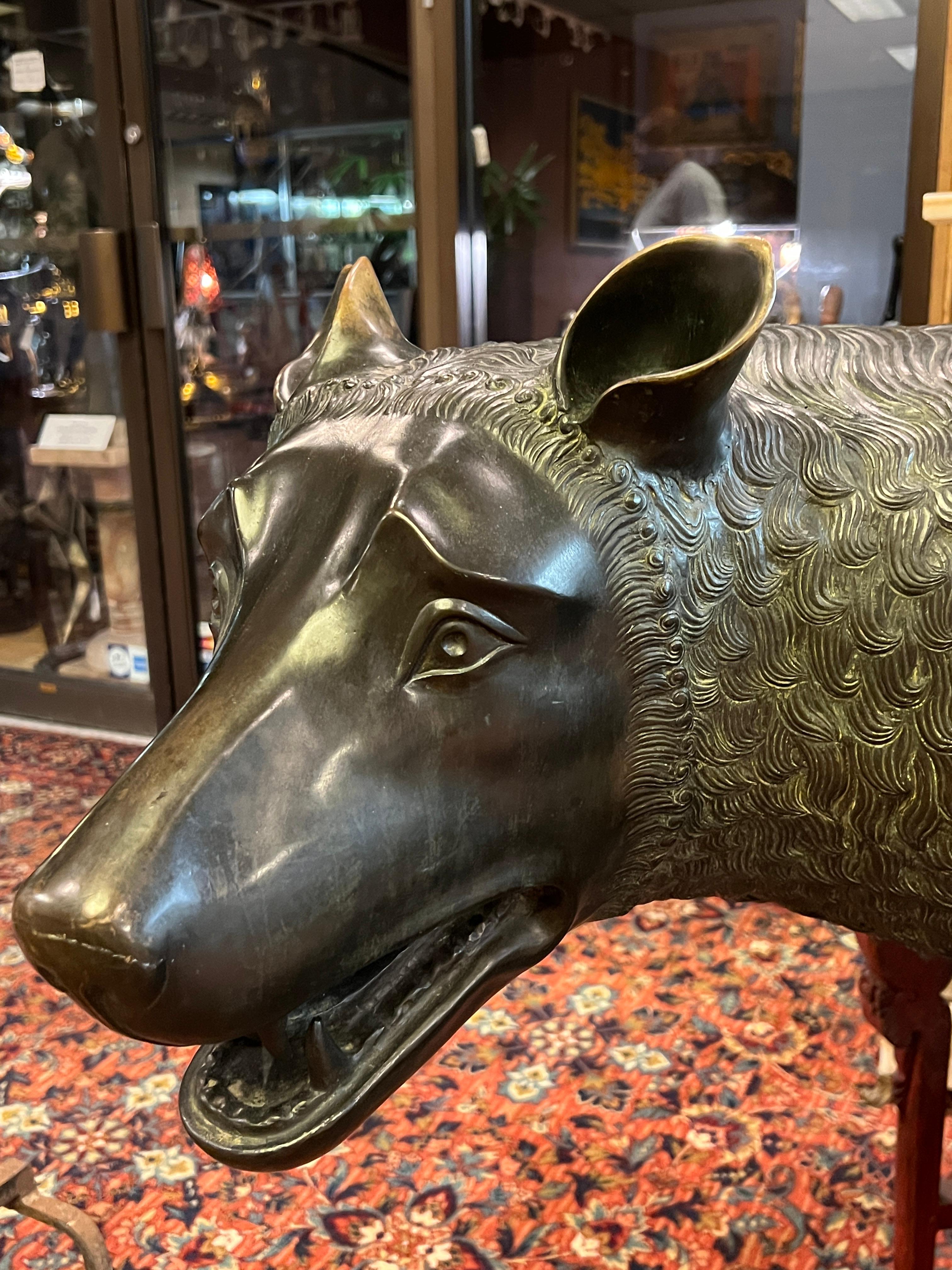 Italiano Grande statua in bronzo della lupa capitolina che allatta Romolo e Remo in vendita