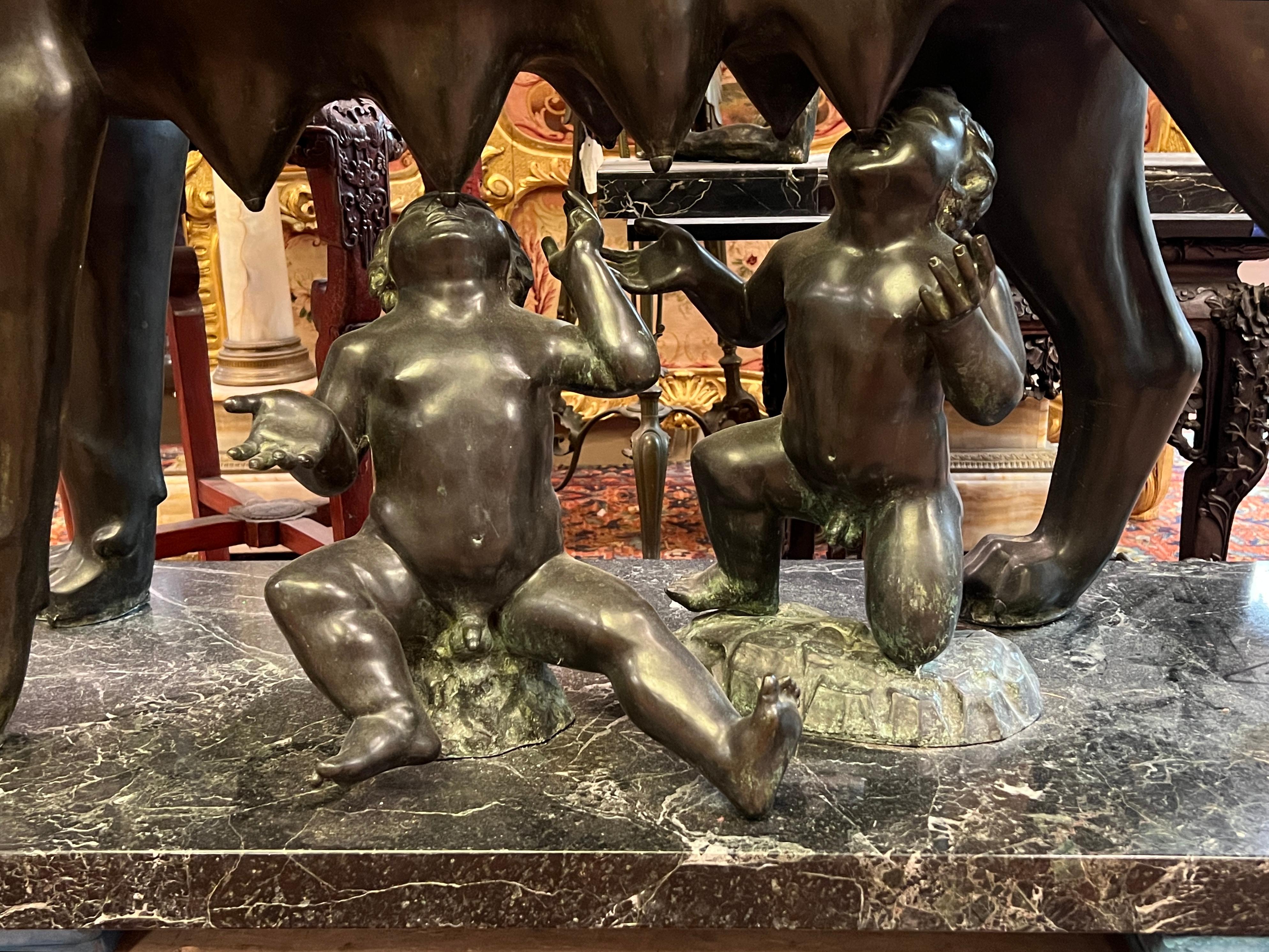 XX secolo Grande statua in bronzo della lupa capitolina che allatta Romolo e Remo in vendita