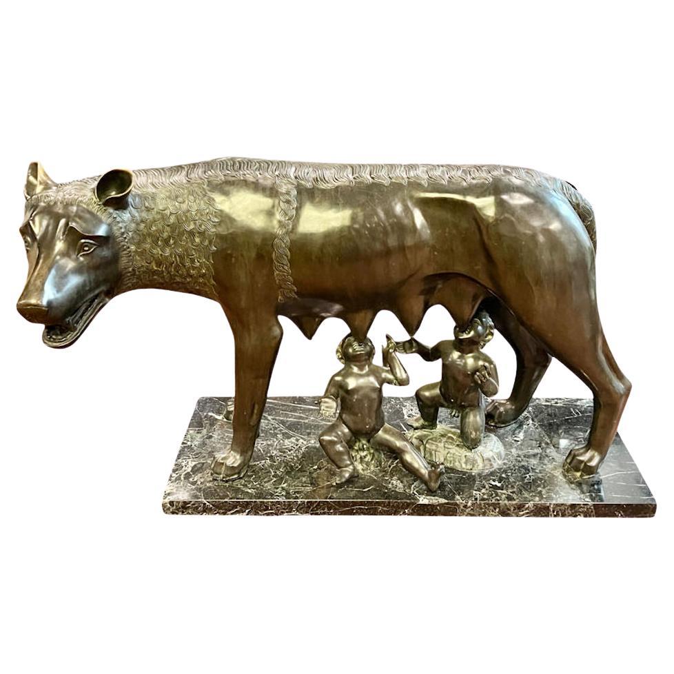 Grande statua in bronzo della lupa capitolina che allatta Romolo e Remo in vendita