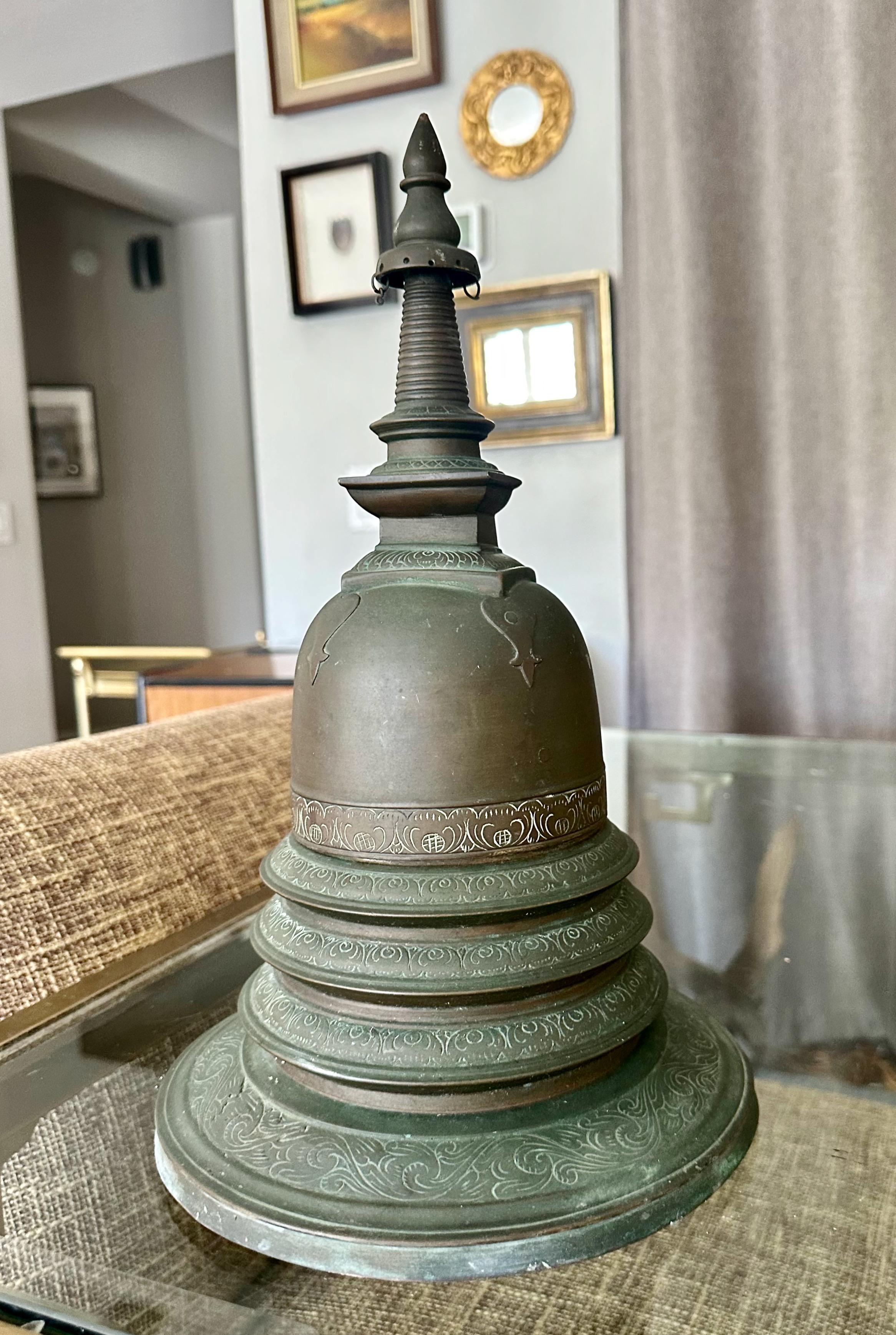
Stupa aus geätzter Bronze, Sri Lanka, 18./19. Jahrhundert.
Die glockenförmige 