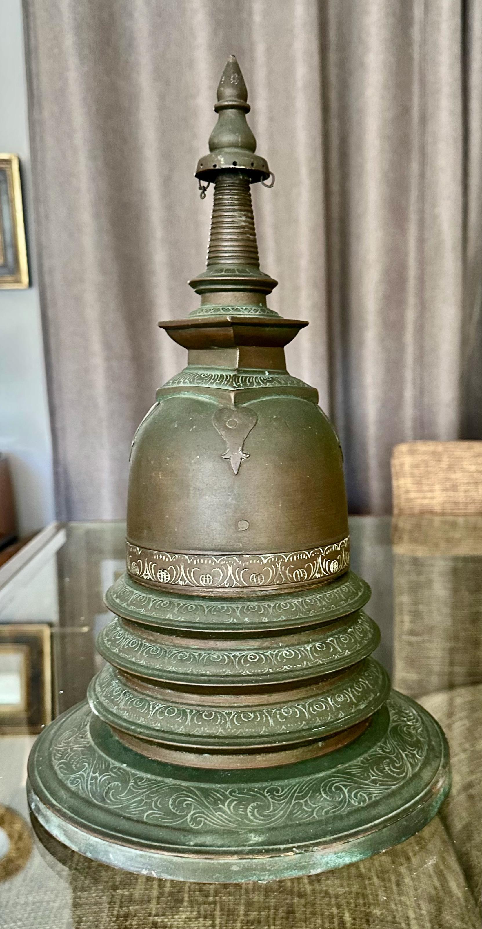 Große Bronzestupa Sri Lanka, 18./19. Jahrhundert im Angebot 4