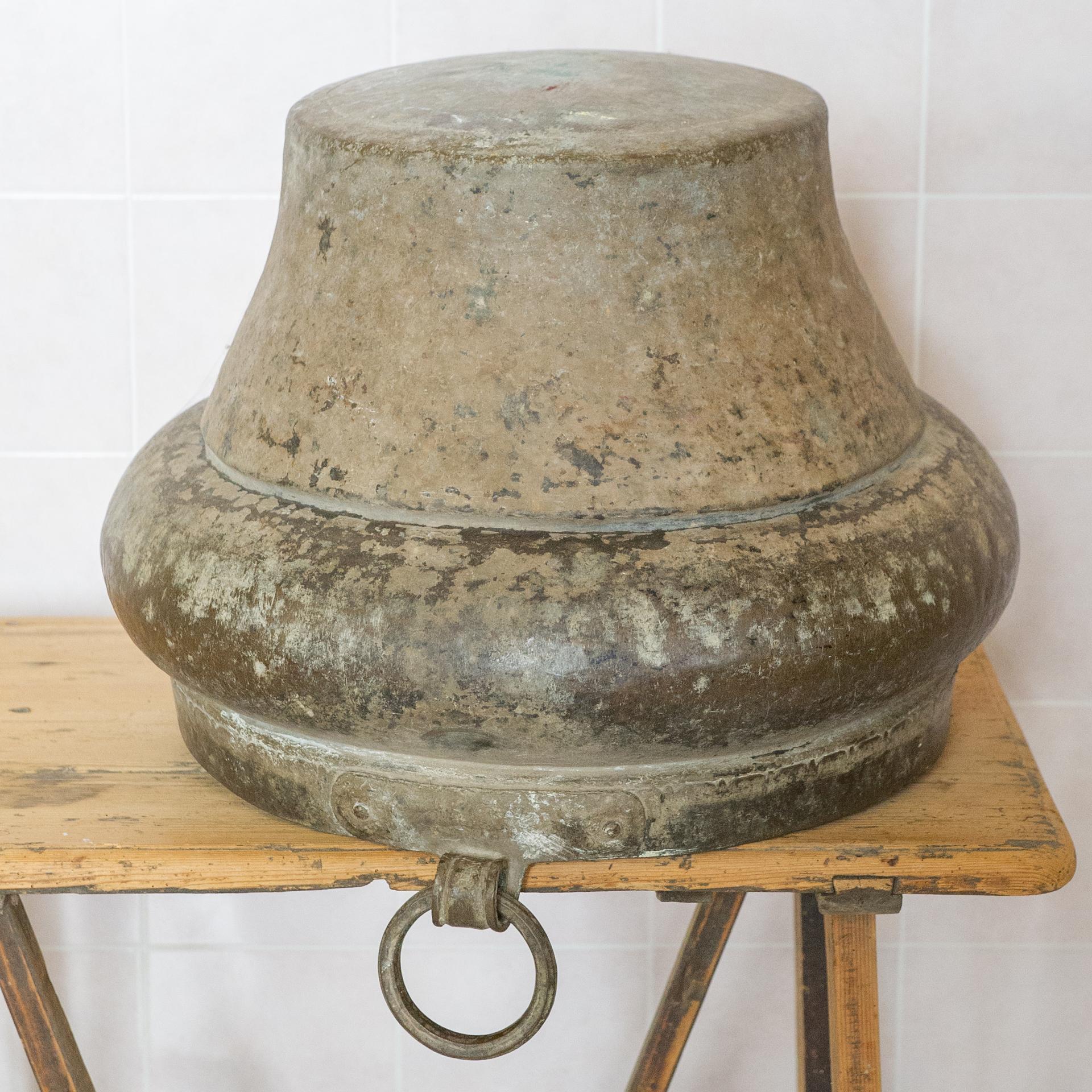 Effet bronze Grand vase tibétain en bronze avec poignées en vente
