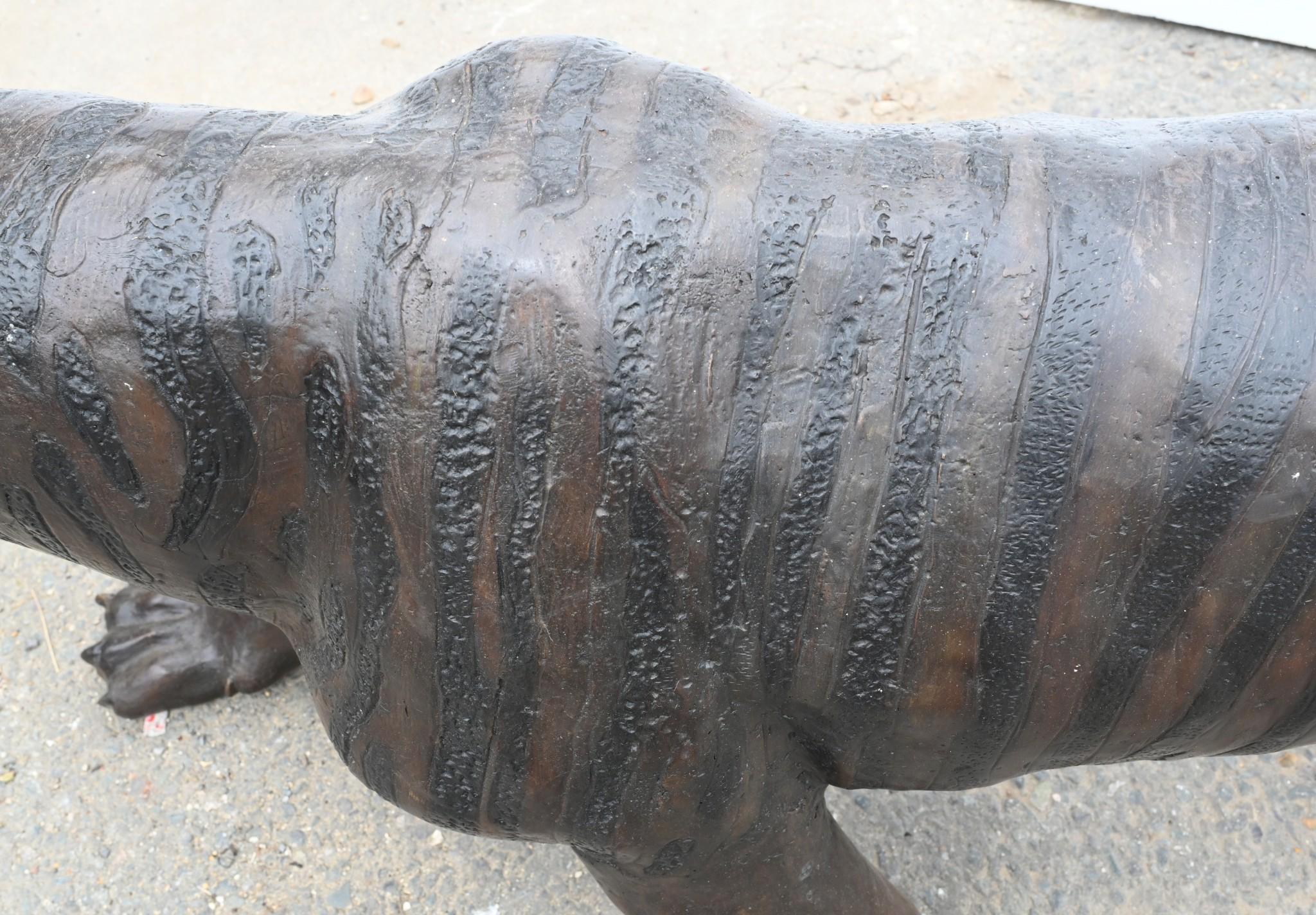 Splendida fusione in bronzo di un gatto tigrato
Con oltre due metri di lunghezza dalla testa alla coda, questo esemplare è quasi a grandezza naturale.
Mettiamola così: non vorresti mai imbatterti in questo oggetto lungo un sentiero nella