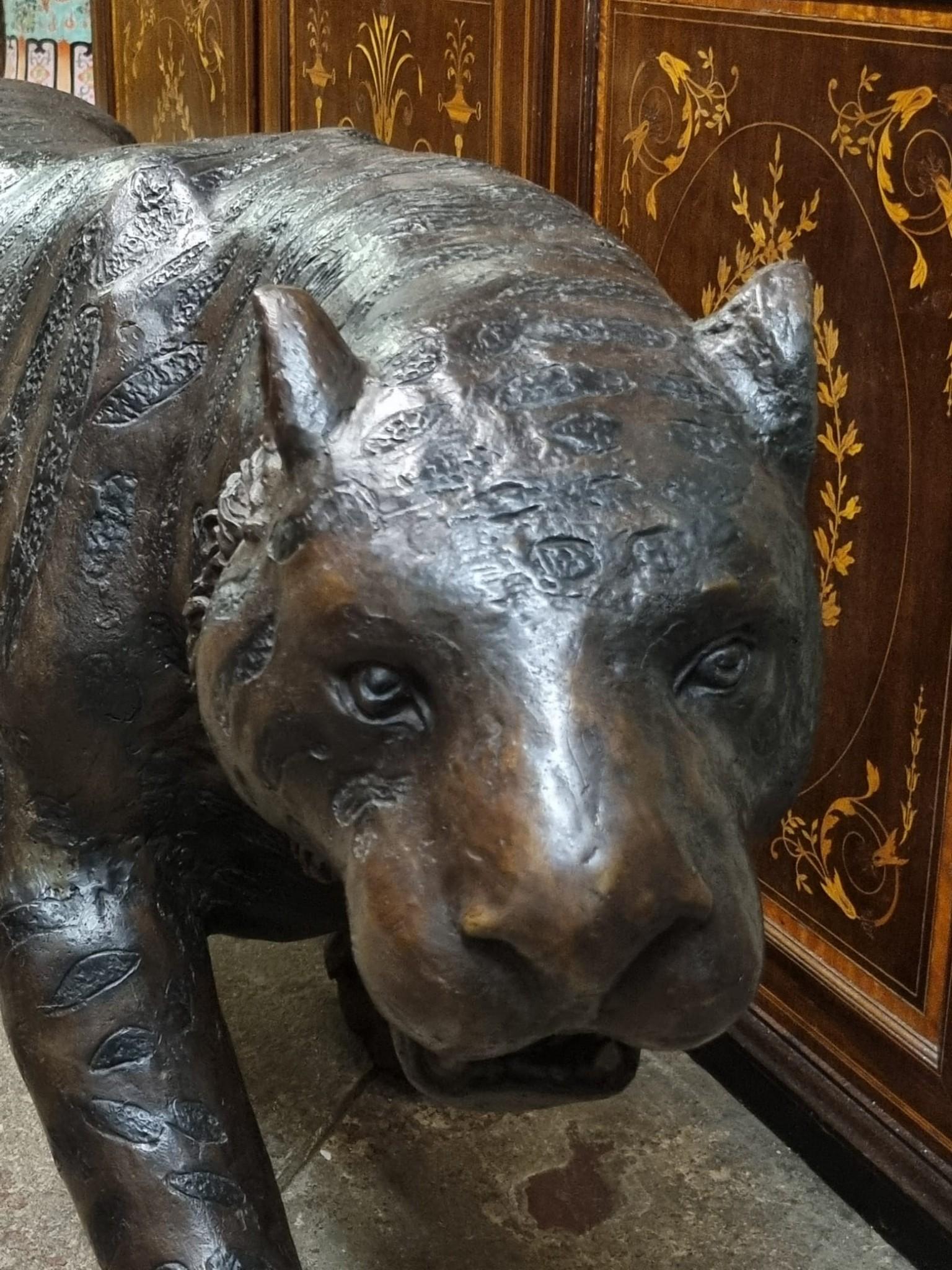 Fin du 20e siècle Grande statue de chat de tigre en bronze moulé avec panthère de lion en vente