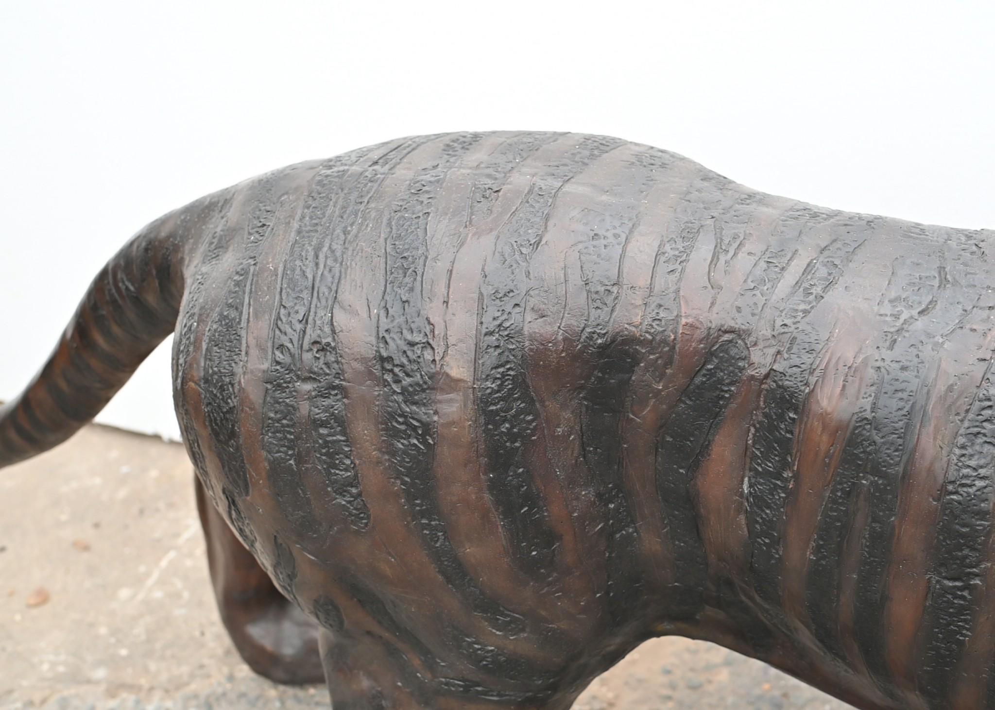 Fine XX secolo Grande statua di bronzo di gatto tigre, leone, pantera, fusione di bronzo in vendita