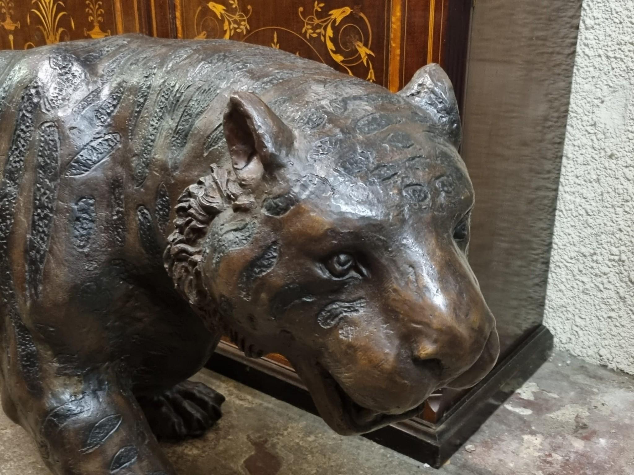 Grande statue de chat de tigre en bronze moulé avec panthère de lion en vente 2