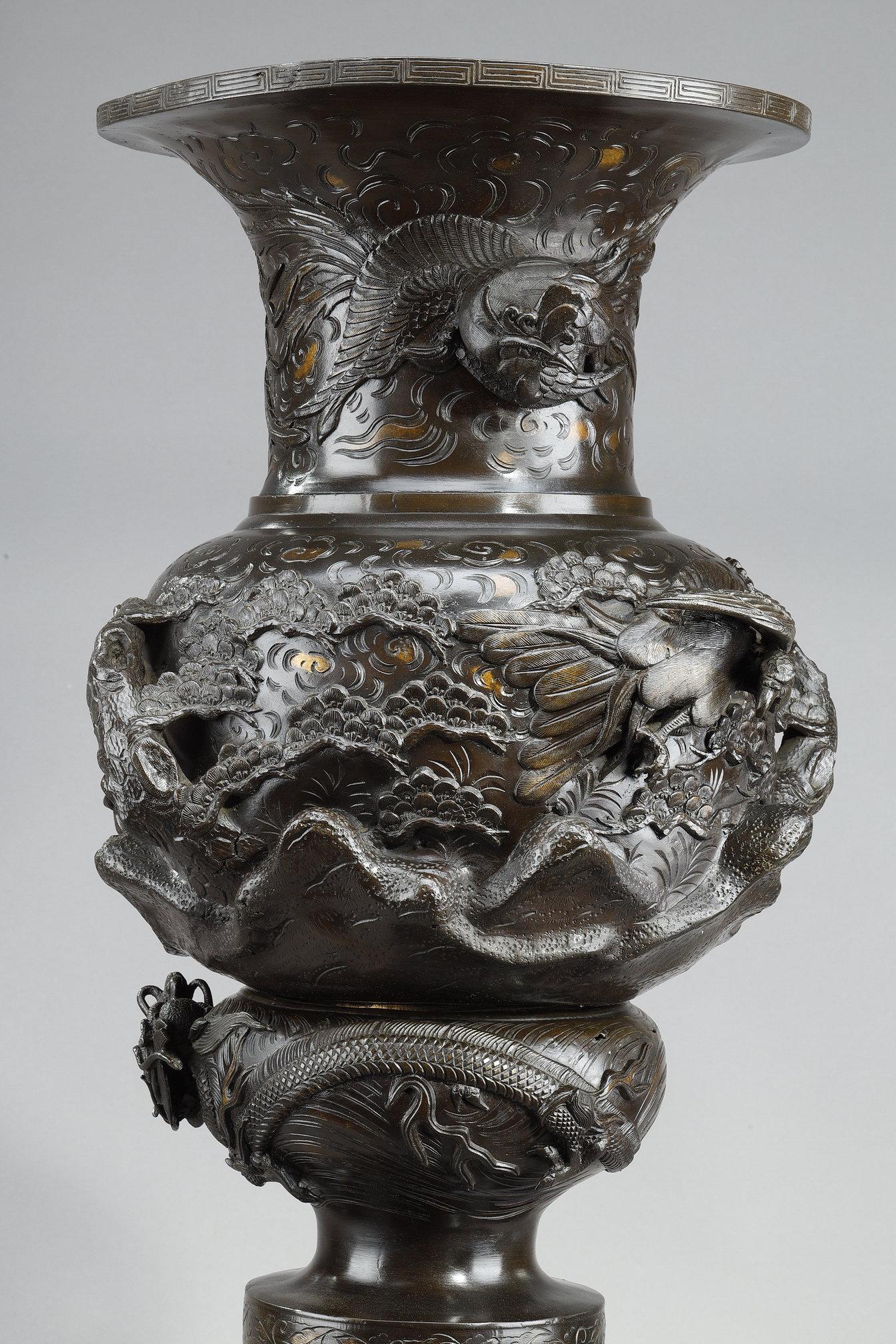 Large Bronze Vase sculpted with chimeras, dragons, birds of frey and phoenix In Good Condition For Sale In Paris, FR