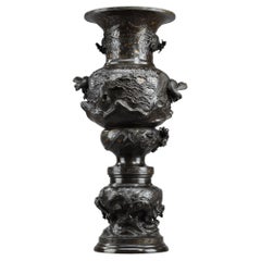 Grand vase en bronze sculpté de chimères, dragons, oiseaux de frey et phénix