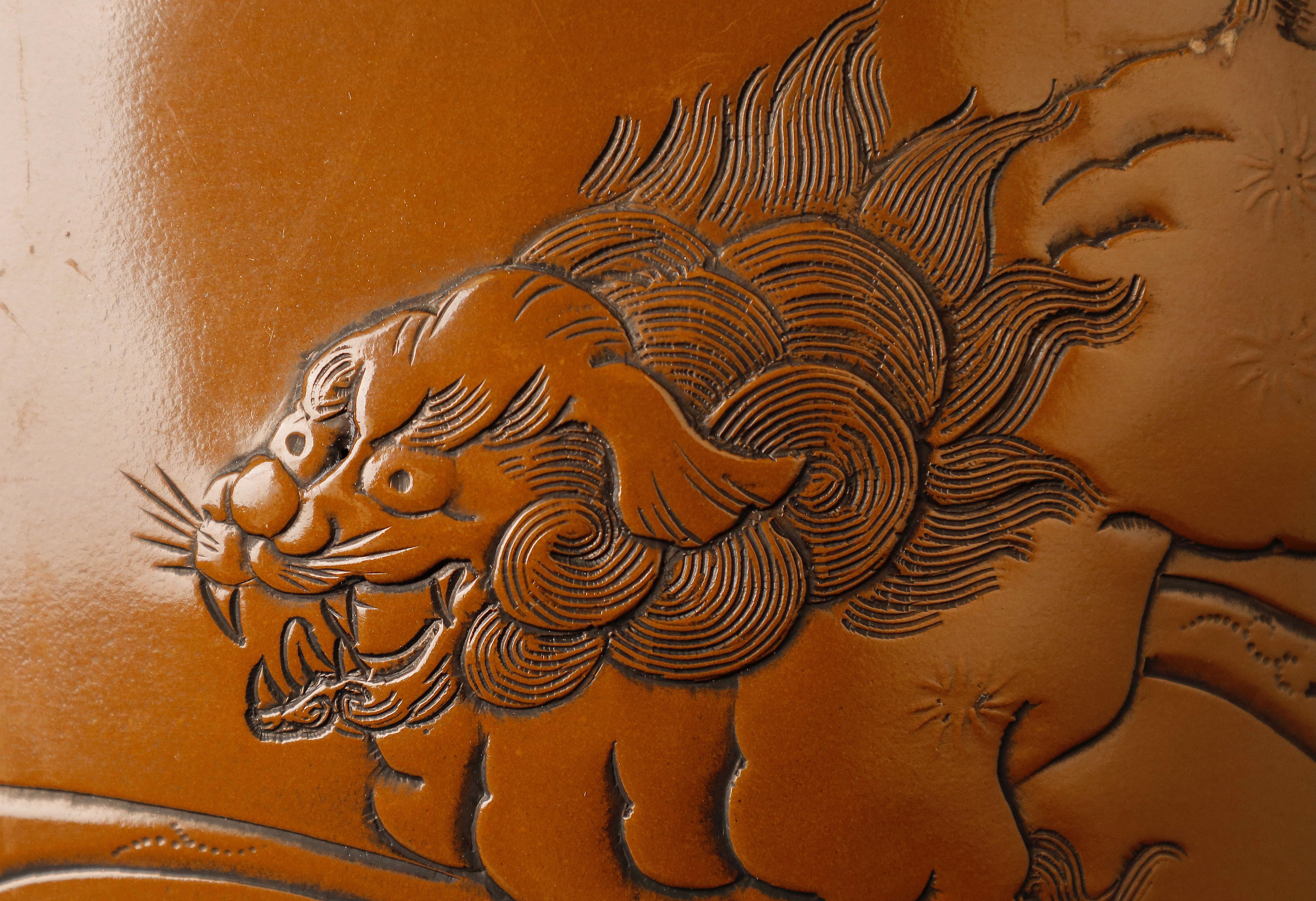 Grand vase en bronze avec motif de lions Shishi en vente 4