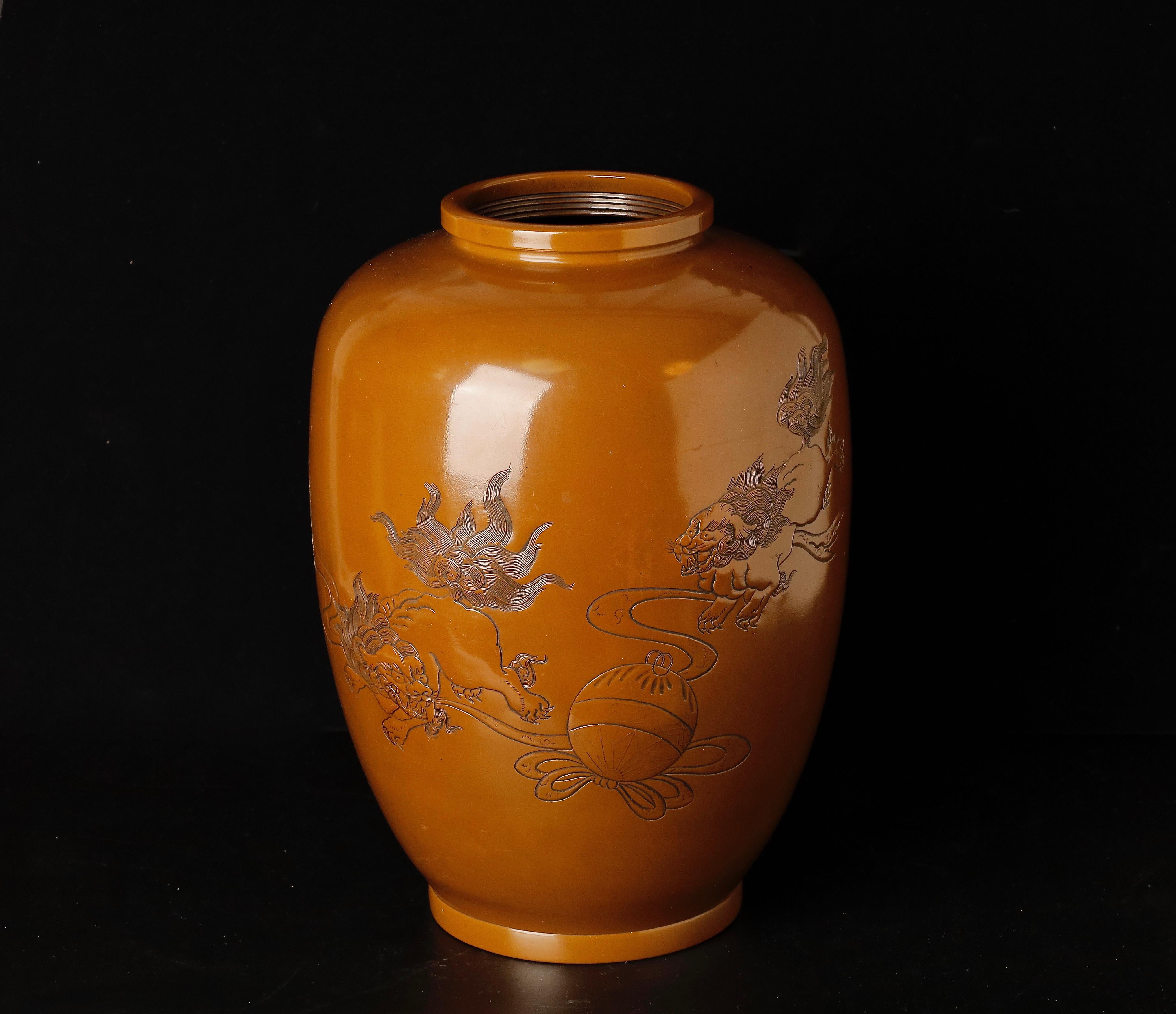Grand vase en bronze avec motif de lions Shishi en vente 7