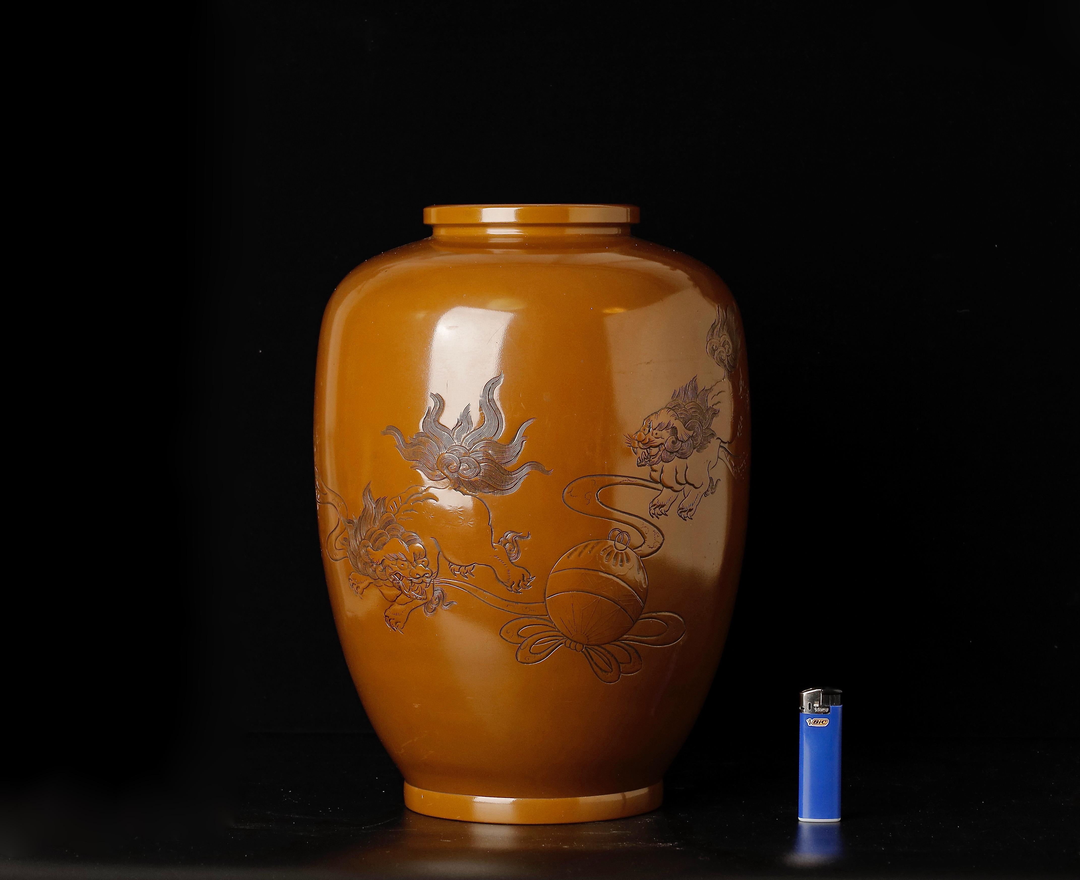 Grand vase en bronze  avec le motif des Lions de Shishi sculpté par Gyokusei

Âge :  Milieu du 20e siècle 

Dimensions : W.26  cm (10 pouces) , H:36.5  cm (14,5 pouces)
Poids : 4,2 kg  ( 9.5 lb).
Très bon état , quelques très légères abrasions dues