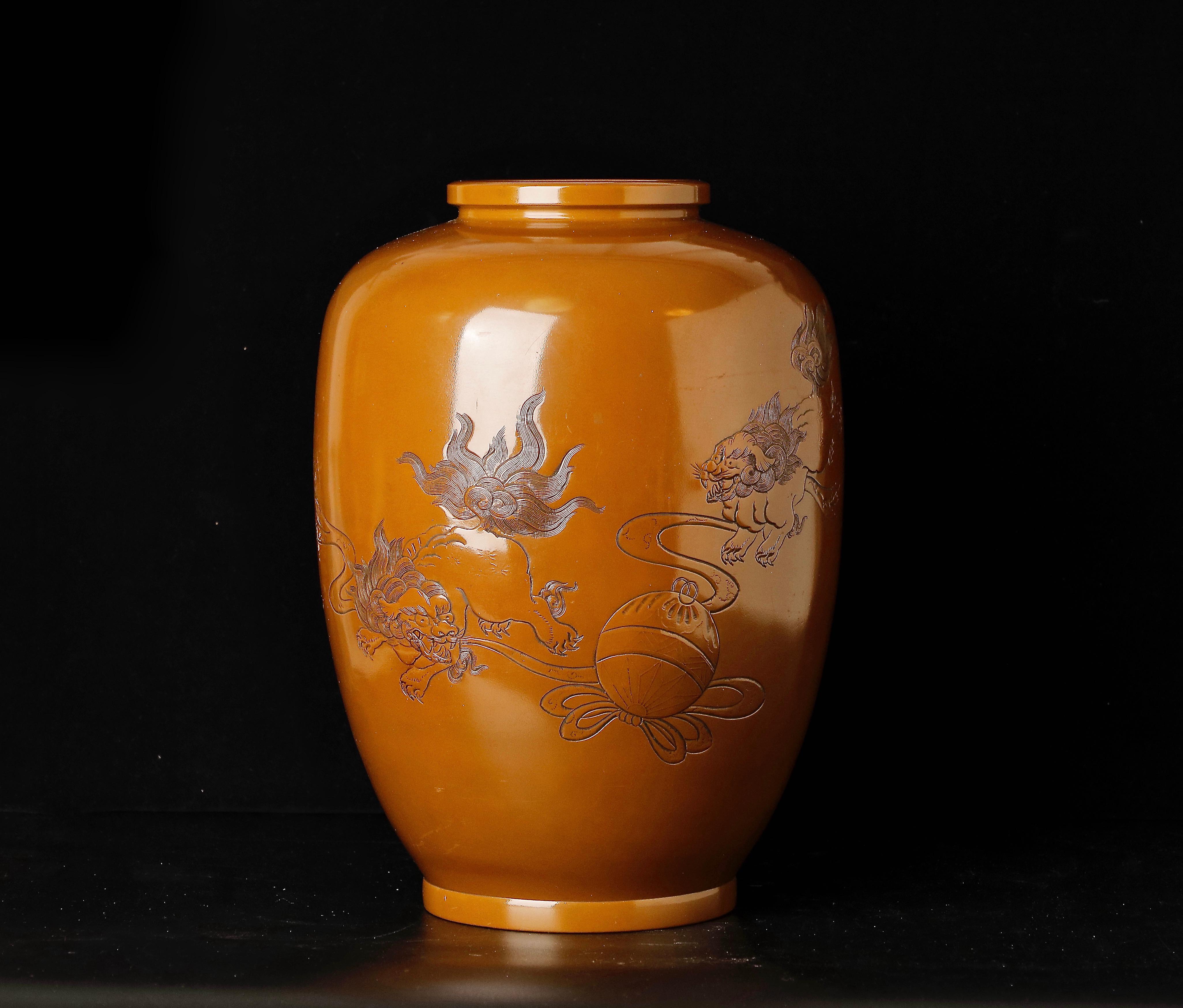 Showa Grand vase en bronze avec motif de lions Shishi en vente