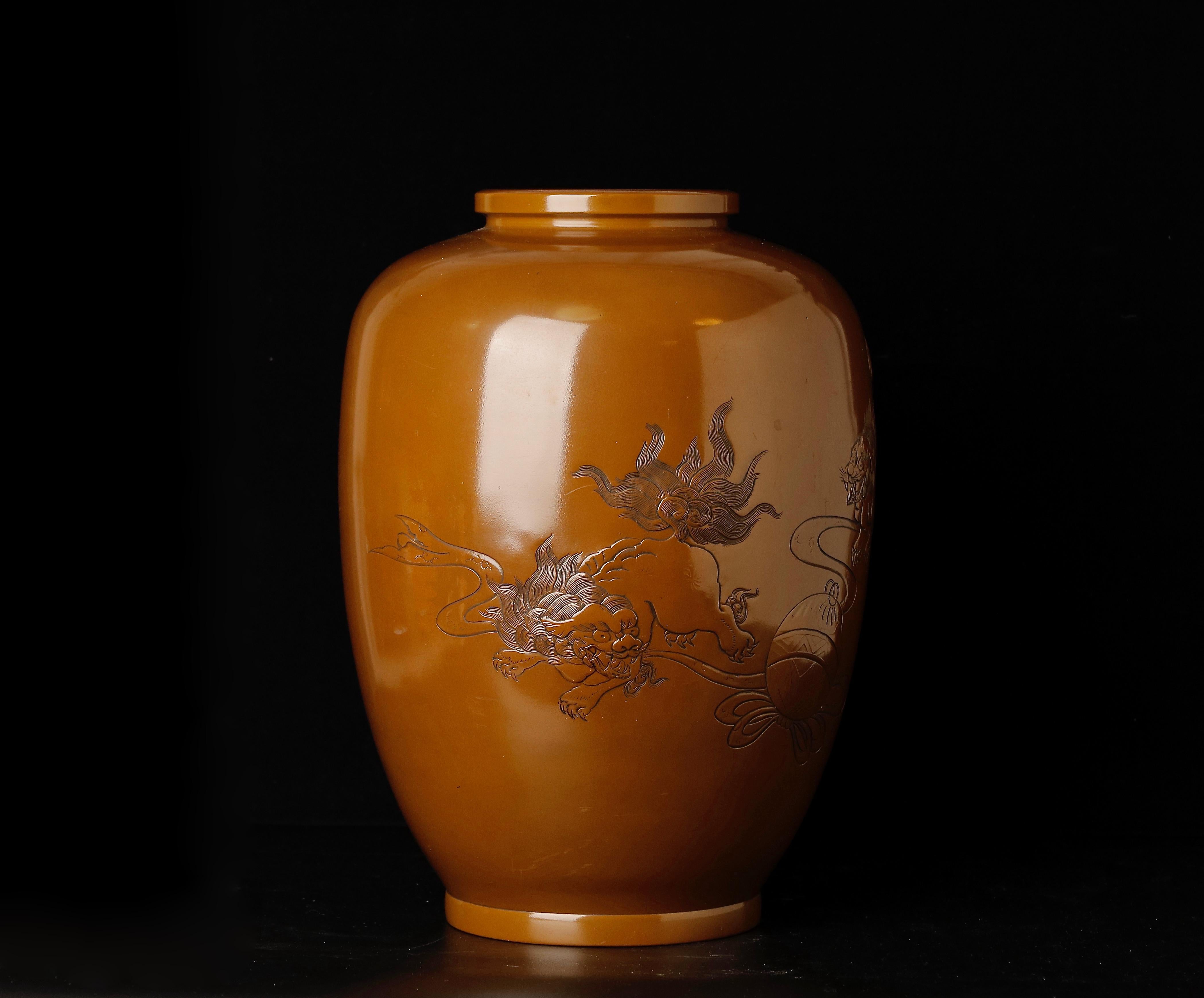 20ième siècle Grand vase en bronze avec motif de lions Shishi en vente