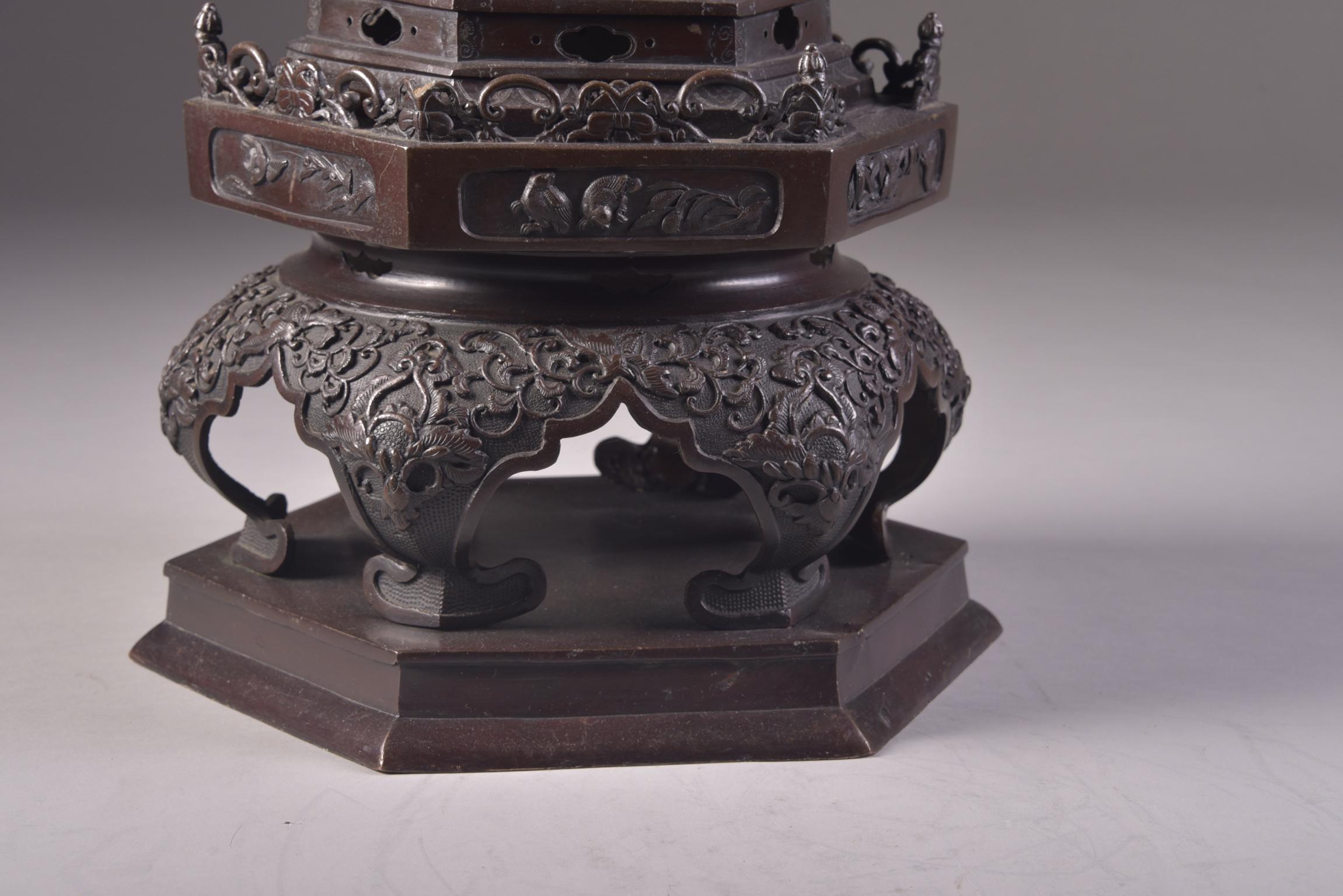 Large Bronze Vase with Imposant Reliefs, Japan, Meiji Period, Late 19th Century 9