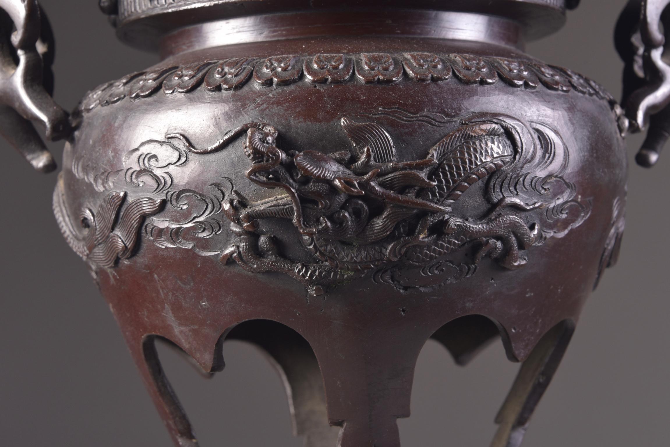 Large Bronze Vase with Imposant Reliefs, Japan, Meiji Period, Late 19th Century 12