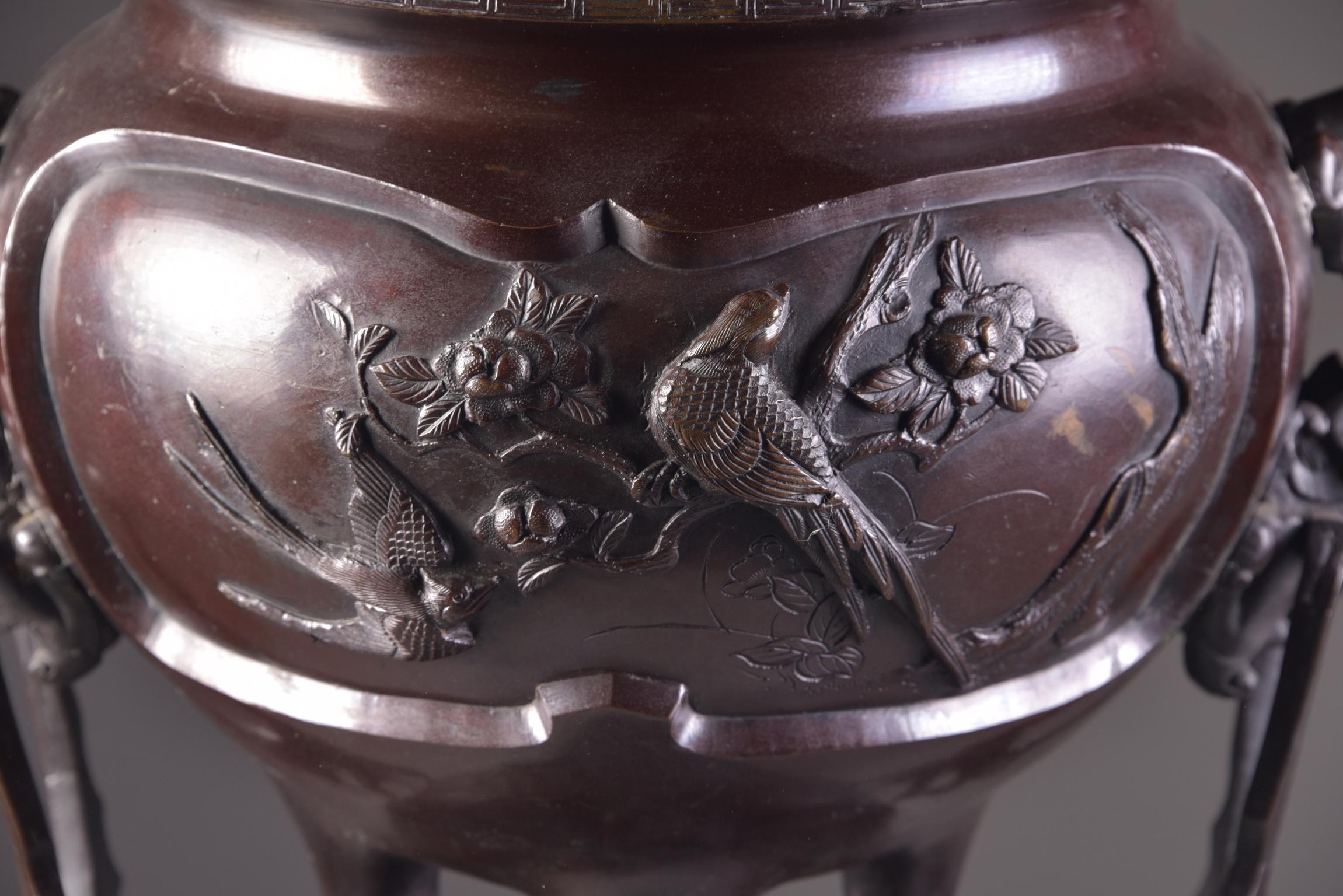 Large Bronze Vase with Imposant Reliefs, Japan, Meiji Period, Late 19th Century 15