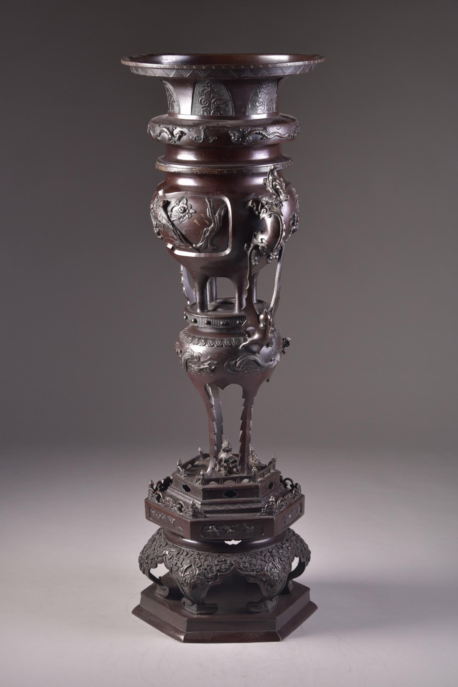 Imposing large Japanese bronze vase / urn with impressive images and various reliefs.
Japan, 1860-1900. 

   