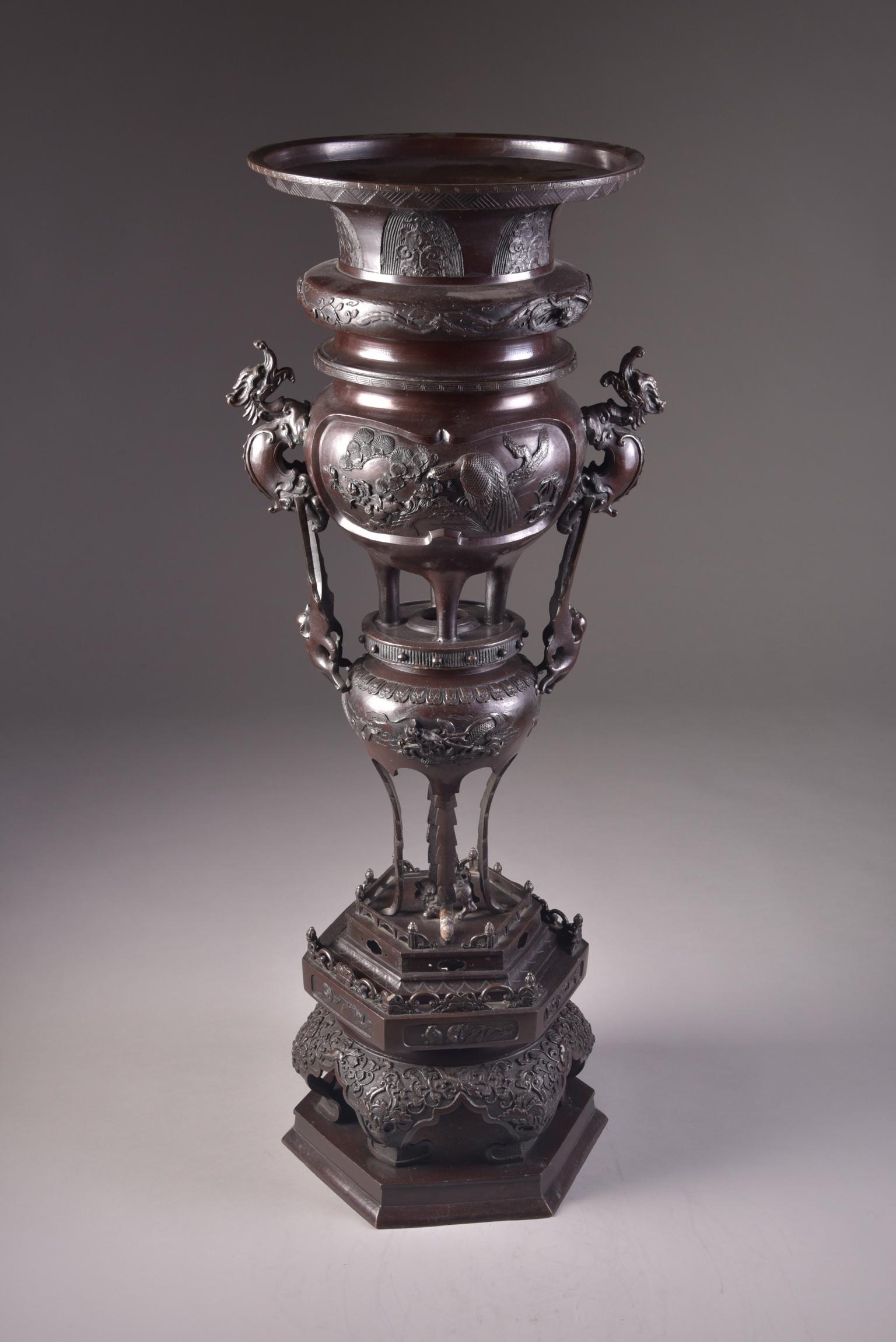 Large Bronze Vase with Imposant Reliefs, Japan, Meiji Period, Late 19th Century 1