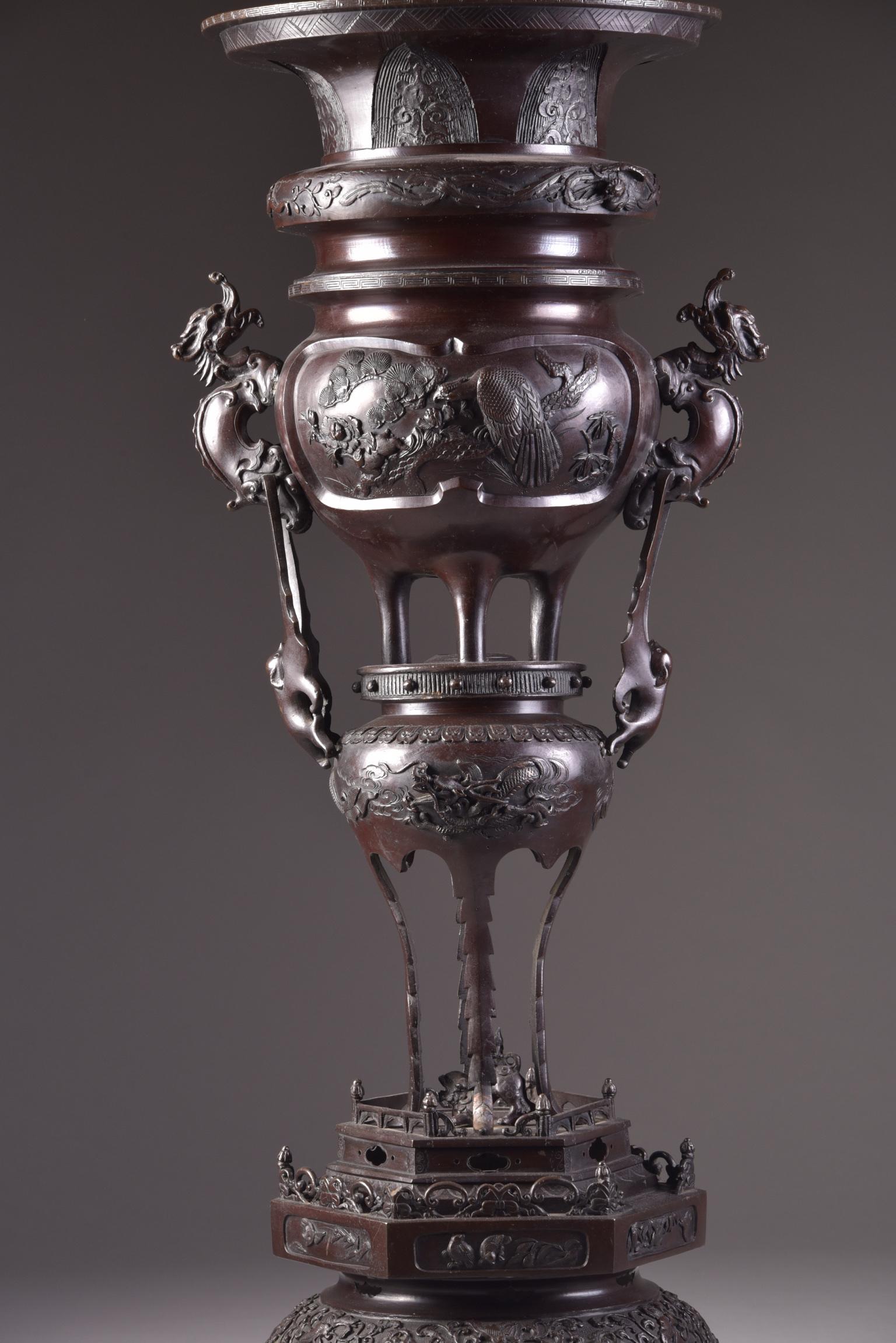 Large Bronze Vase with Imposant Reliefs, Japan, Meiji Period, Late 19th Century 3
