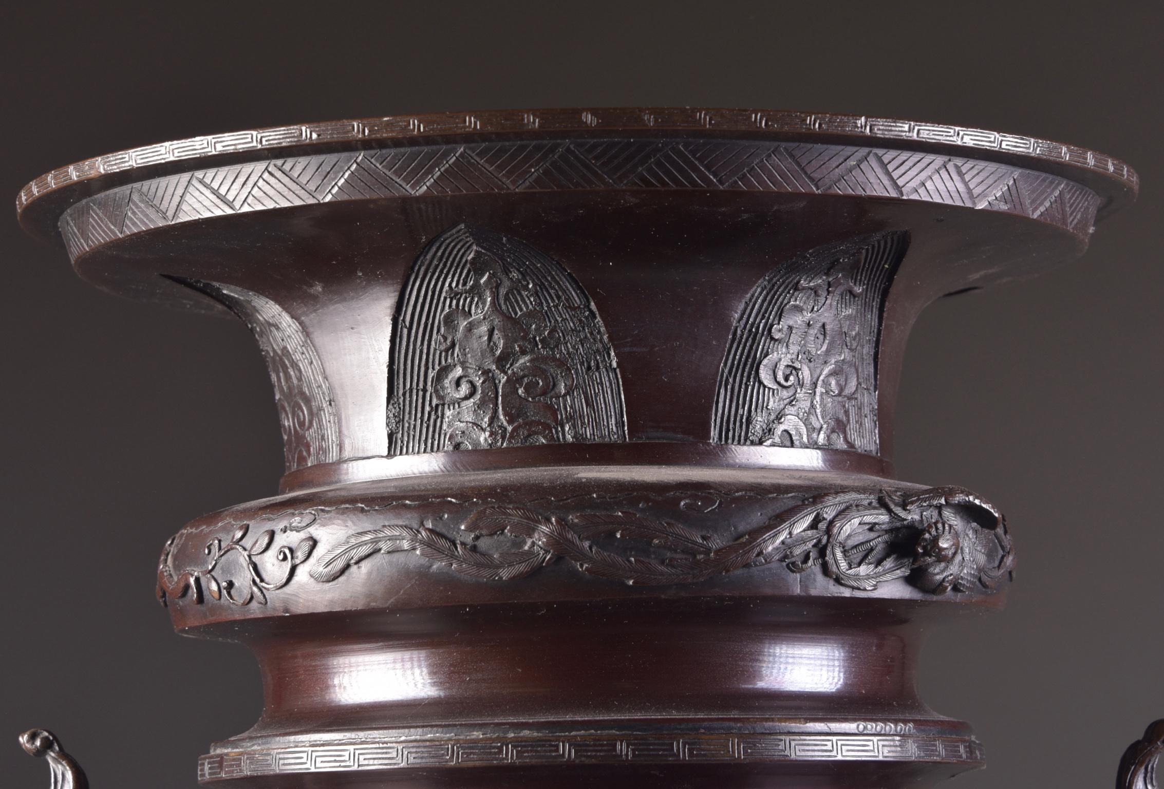 Large Bronze Vase with Imposant Reliefs, Japan, Meiji Period, Late 19th Century 5