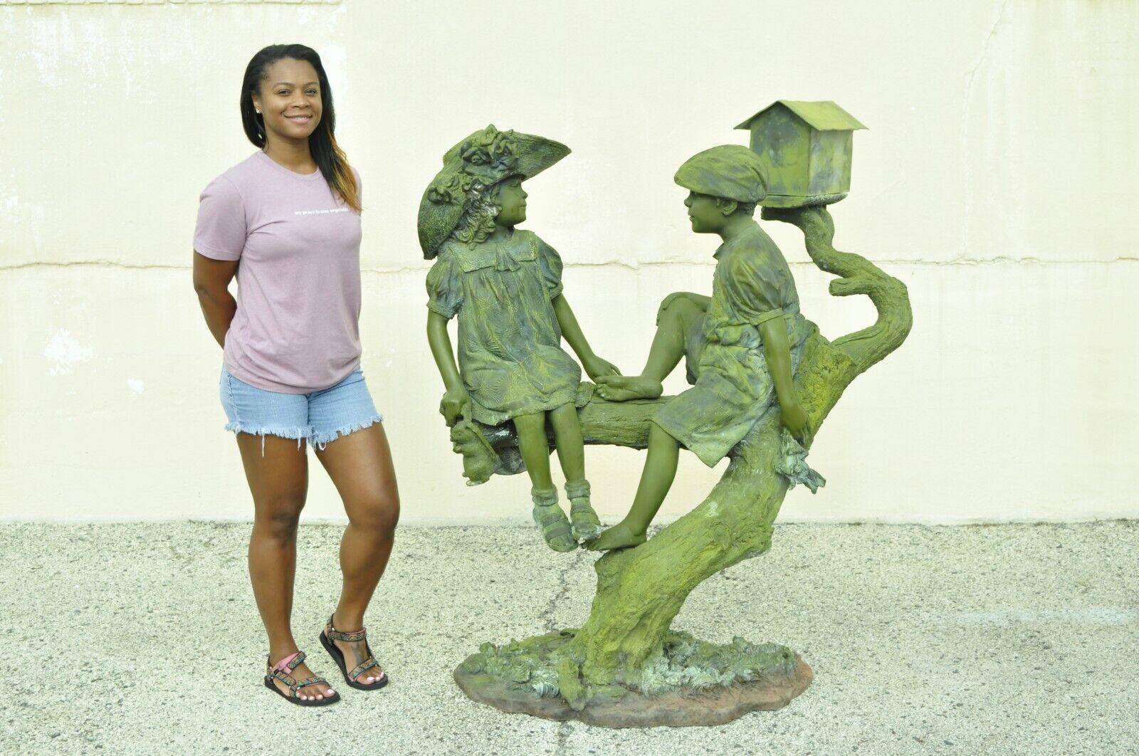 Große Bronze Verdigris Mailbox Garden Statue Junge und Mädchen auf Baum Jim Davidson. Der gelistete Artikel ist auf dem Sockel mit 