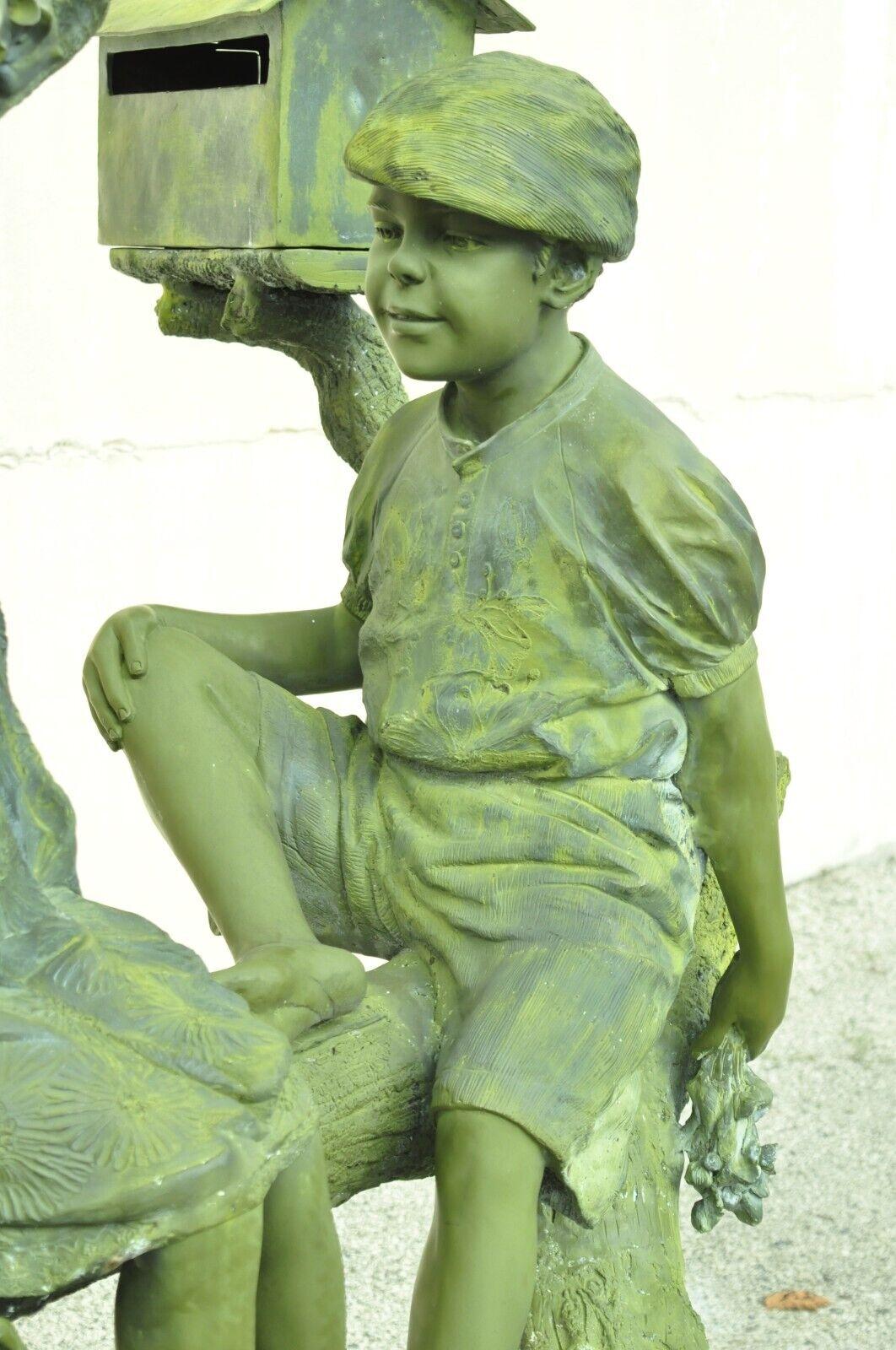 Victorien Grande boîte aux lettres en bronze verdigris Statue de jardin Garçon et fille sur un arbre Jim Davidson en vente