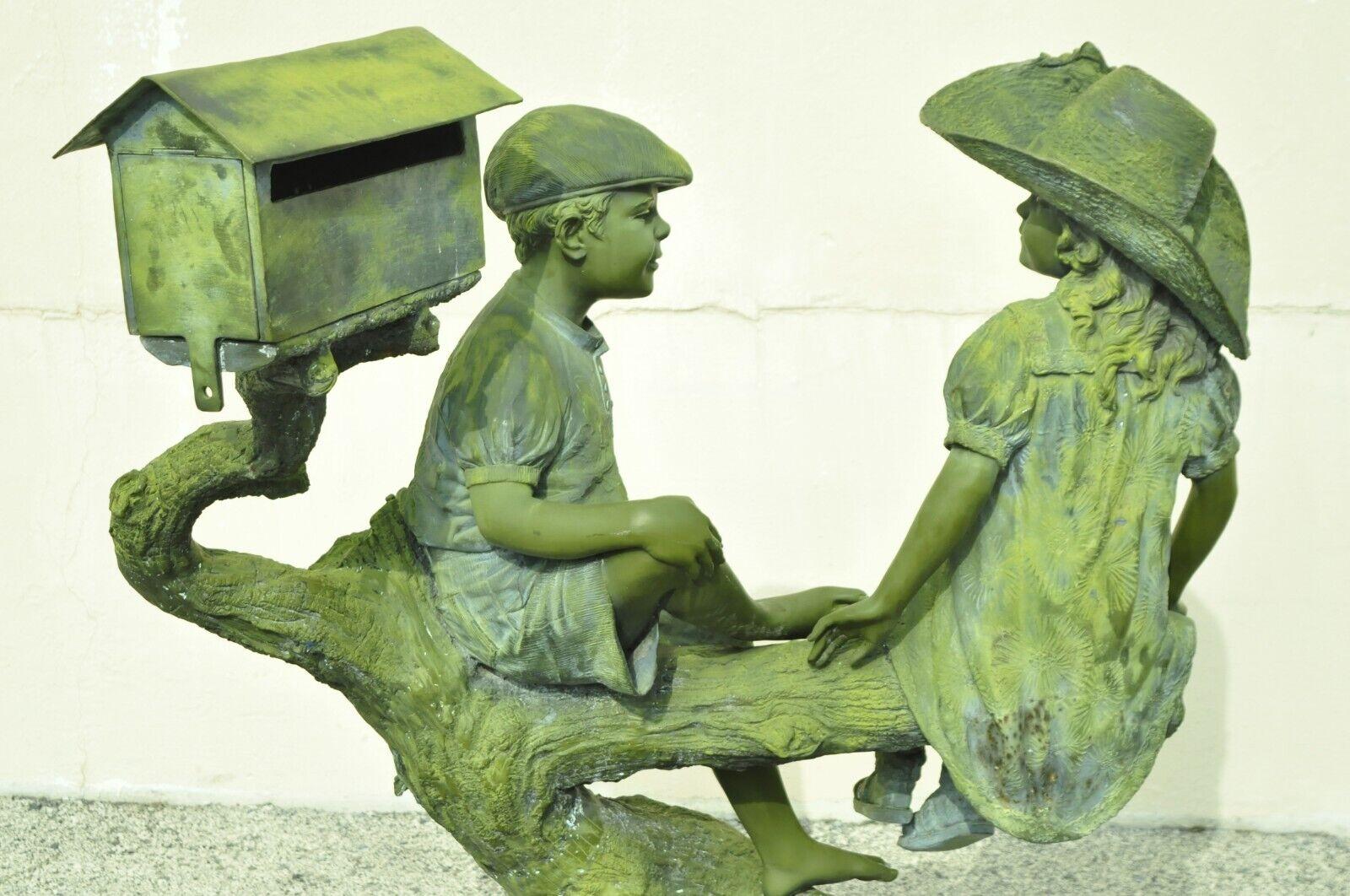 20ième siècle Grande boîte aux lettres en bronze verdigris Statue de jardin Garçon et fille sur un arbre Jim Davidson en vente