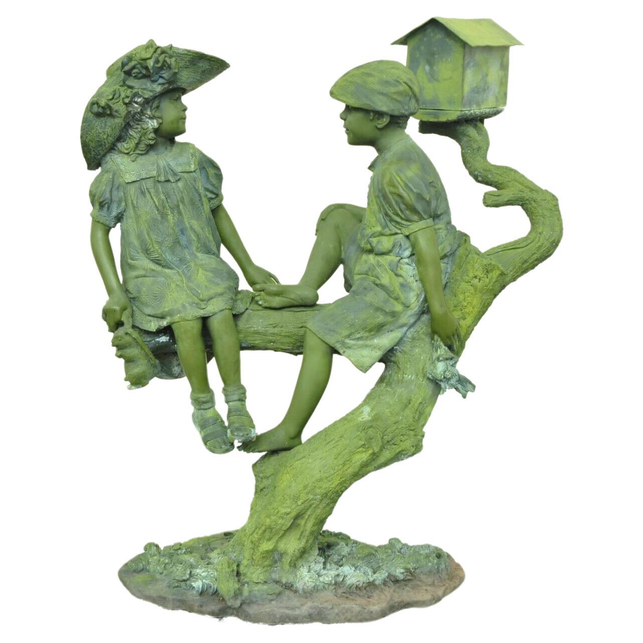 Große Bronze-Briefkasten-Gartenstatue Junge und Mädchen auf Baum, Verdigris, Jim Davidson