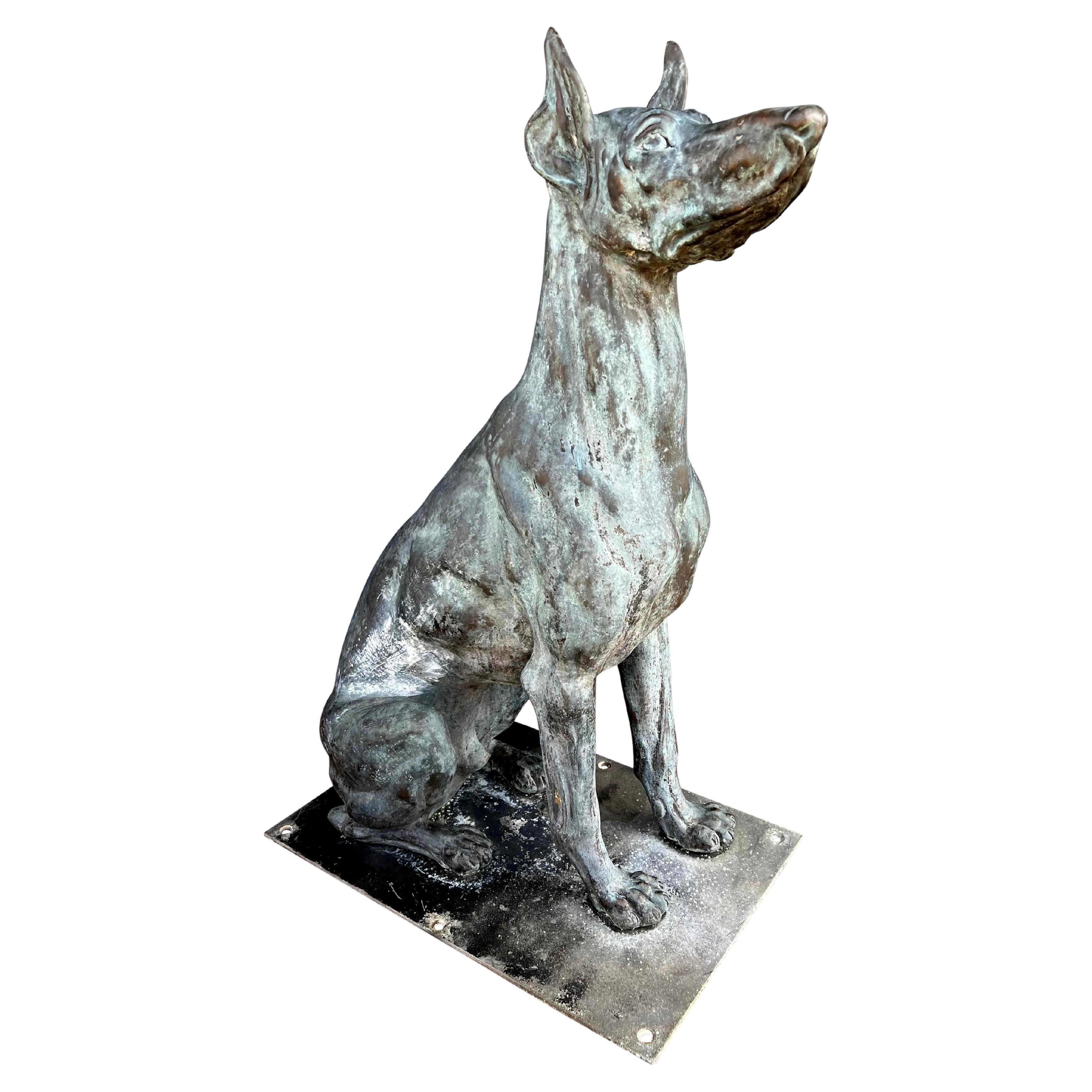 Grand chien assis en bronze patiné vert-de-gris en vente