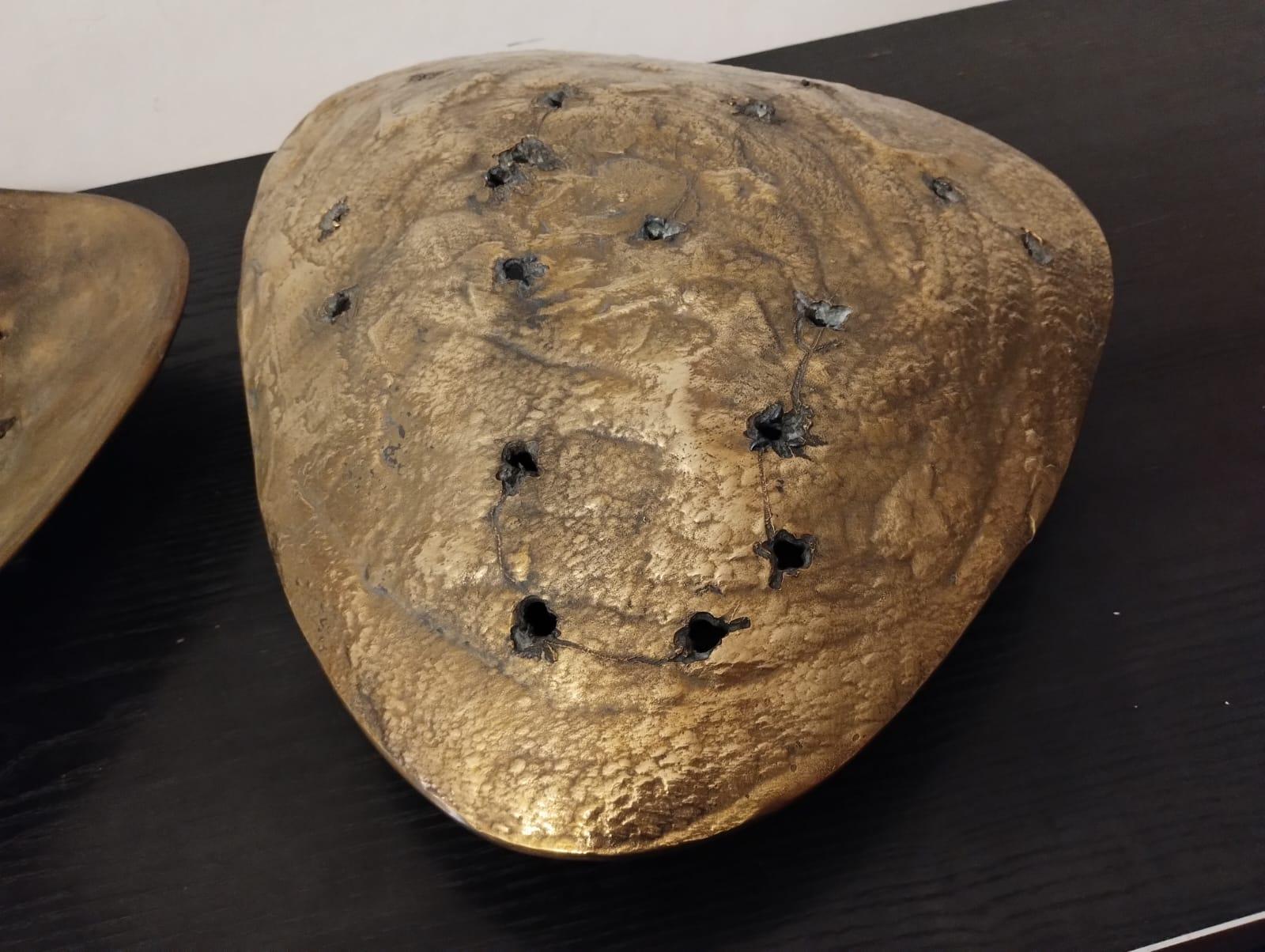  par de apliques de diseño italiano, esculturas abstractas iluminadas totalmente fundidas en bronce, que presentan un aspecto muy interesante  Placa frontal en forma de escudo que encierra una fuente de luz difusa a través de las fisuras del cuerpo