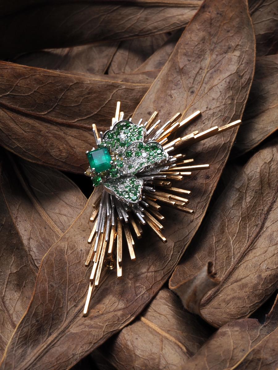 Large Brooch Emerald Diamond Tsavorite Sapphire Gold Baroque style For Sale 4