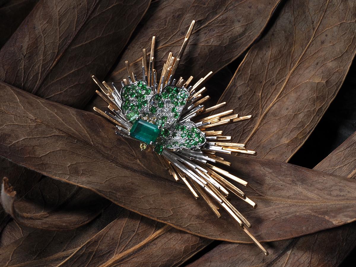 Large Brooch Emerald Diamond Tsavorite Sapphire Gold Baroque style For Sale 5