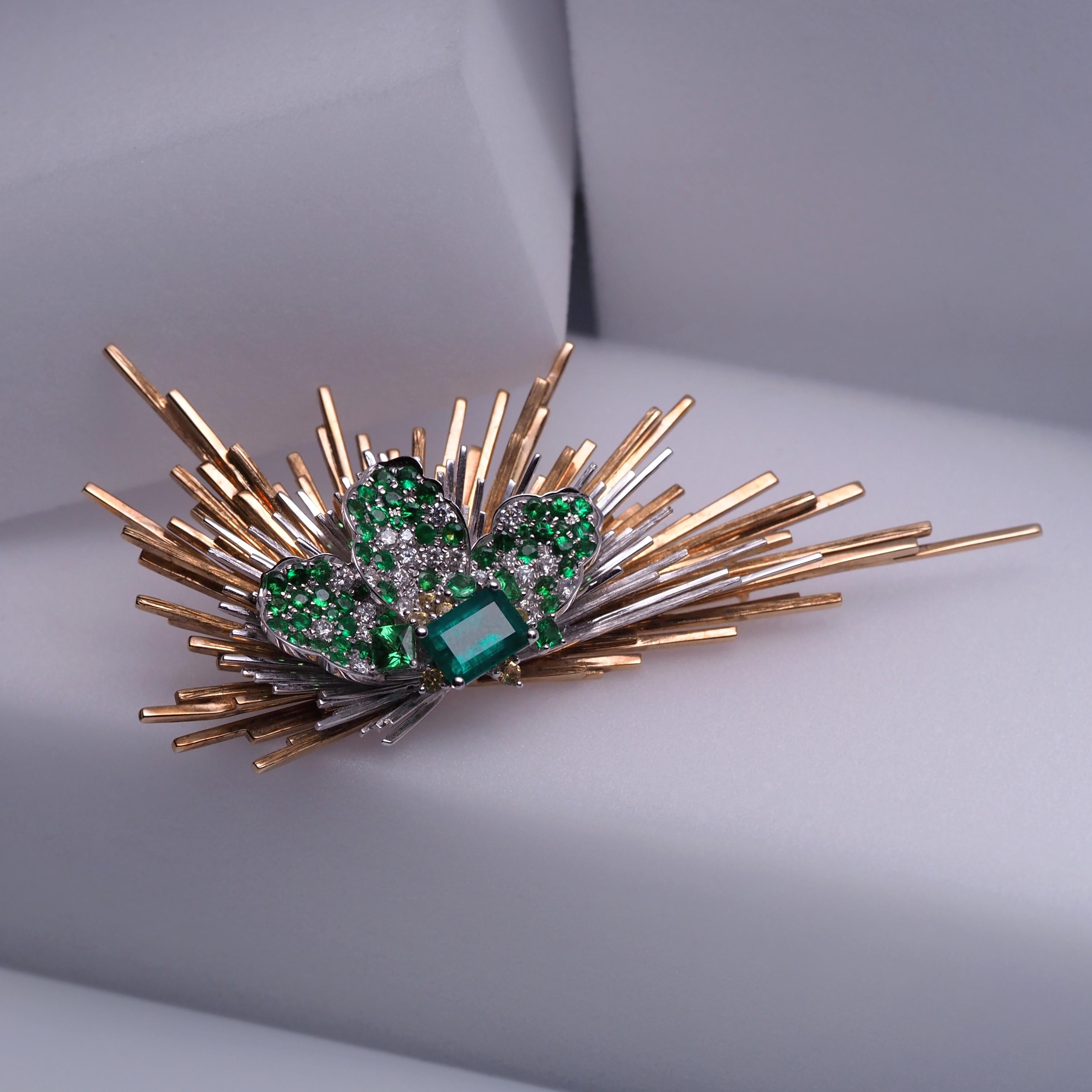 Large Brooch Emerald Diamond Tsavorite Sapphire Gold Baroque style In New Condition For Sale In Berlin, DE