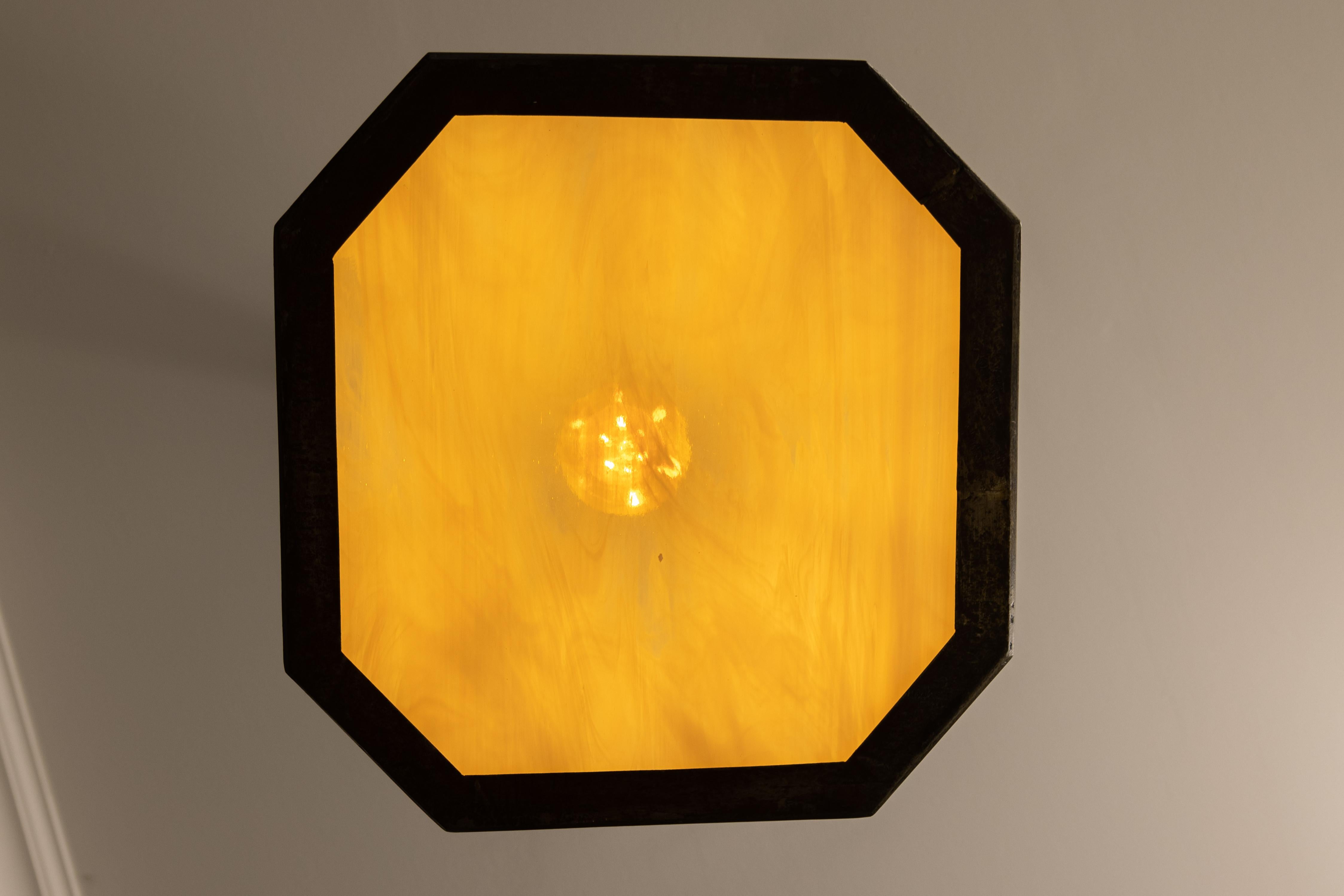 Grande lanterne d'entrée en verre et métal Tiffany Brown et Beige, France, années 1920 en vente 3
