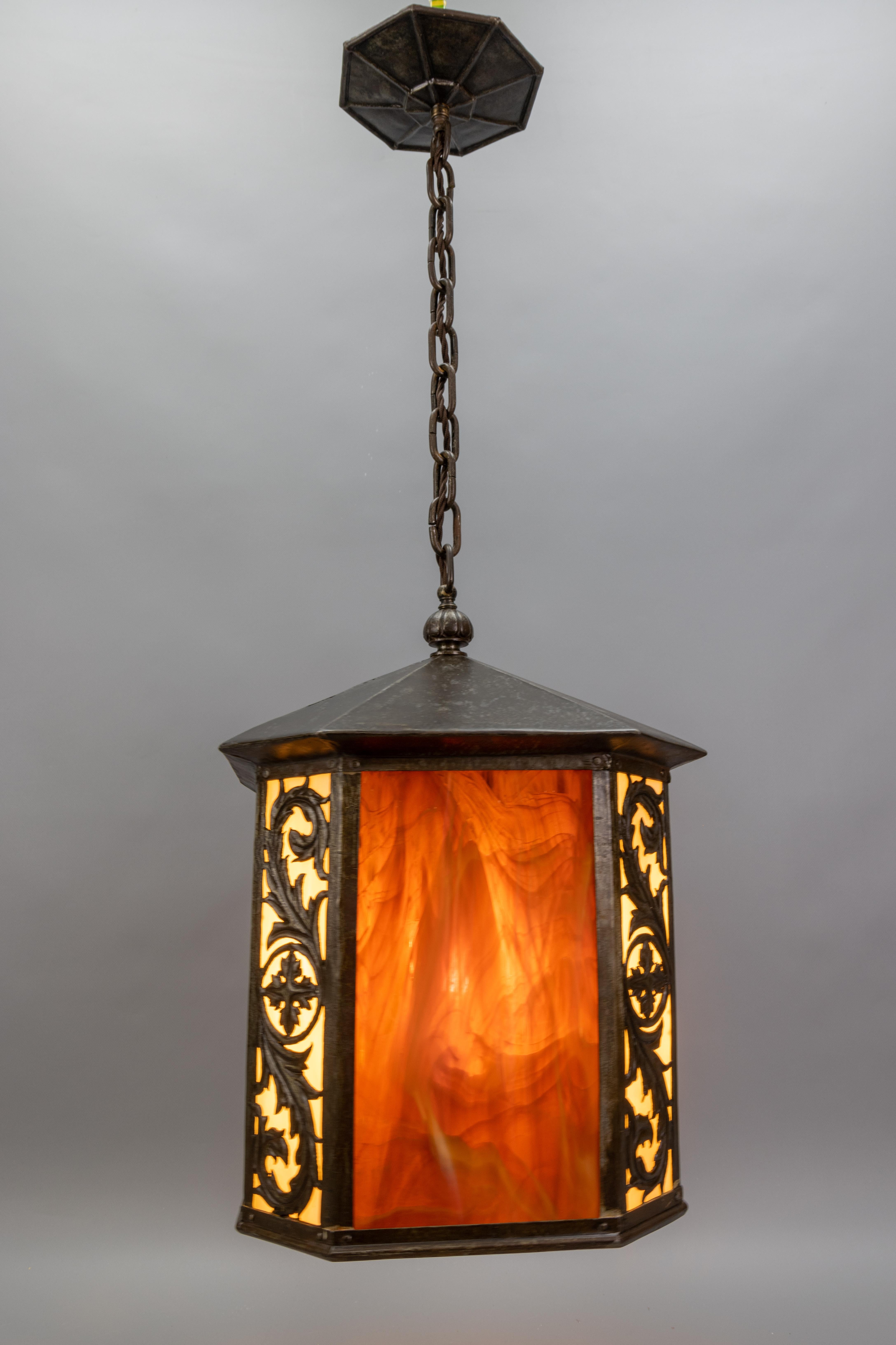 Grande lanterne d'entrée en verre et métal Tiffany Brown et Beige, France, années 1920 en vente 7