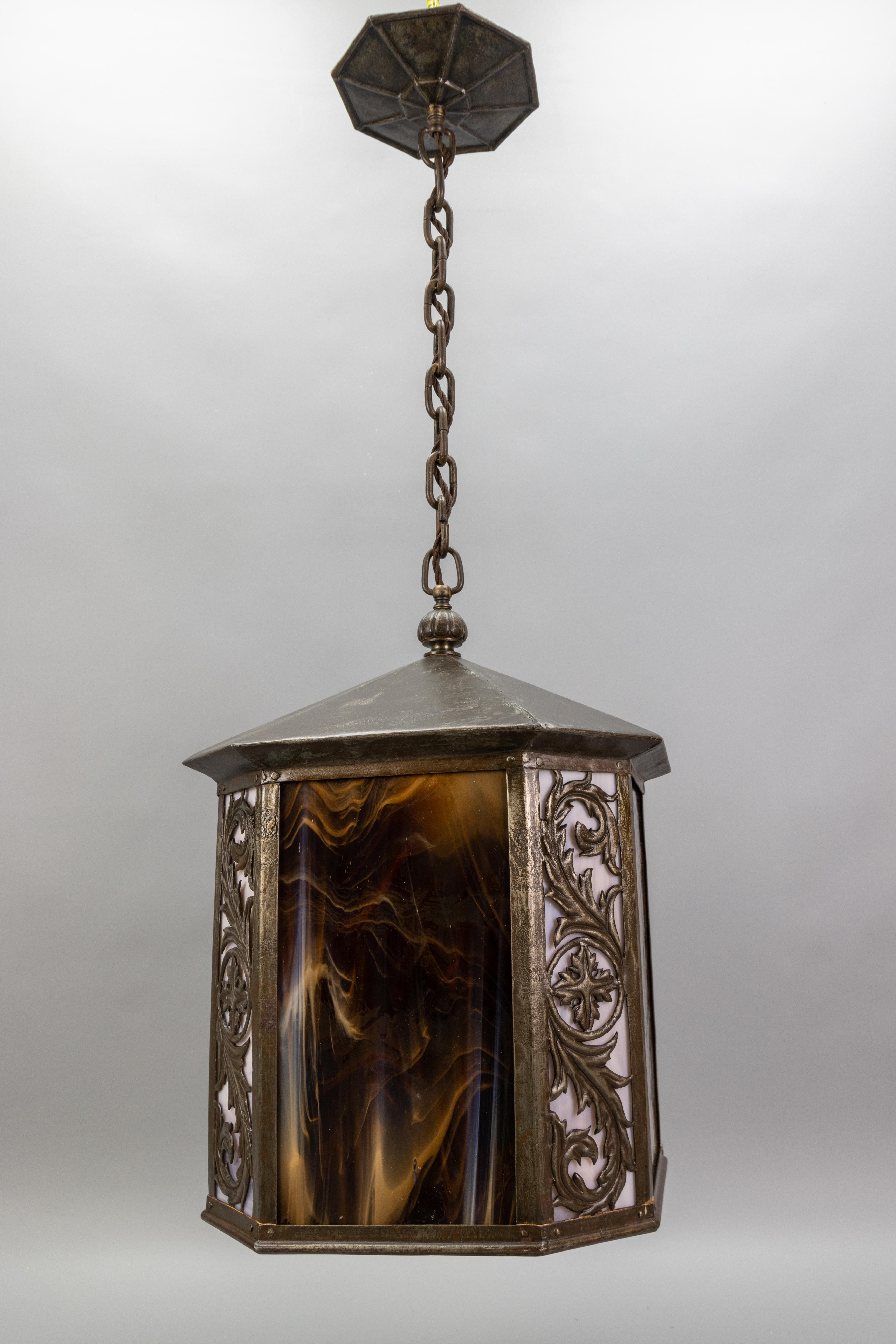 Grande lanterne d'entrée en verre et métal Tiffany Brown et Beige, France, années 1920 en vente 8