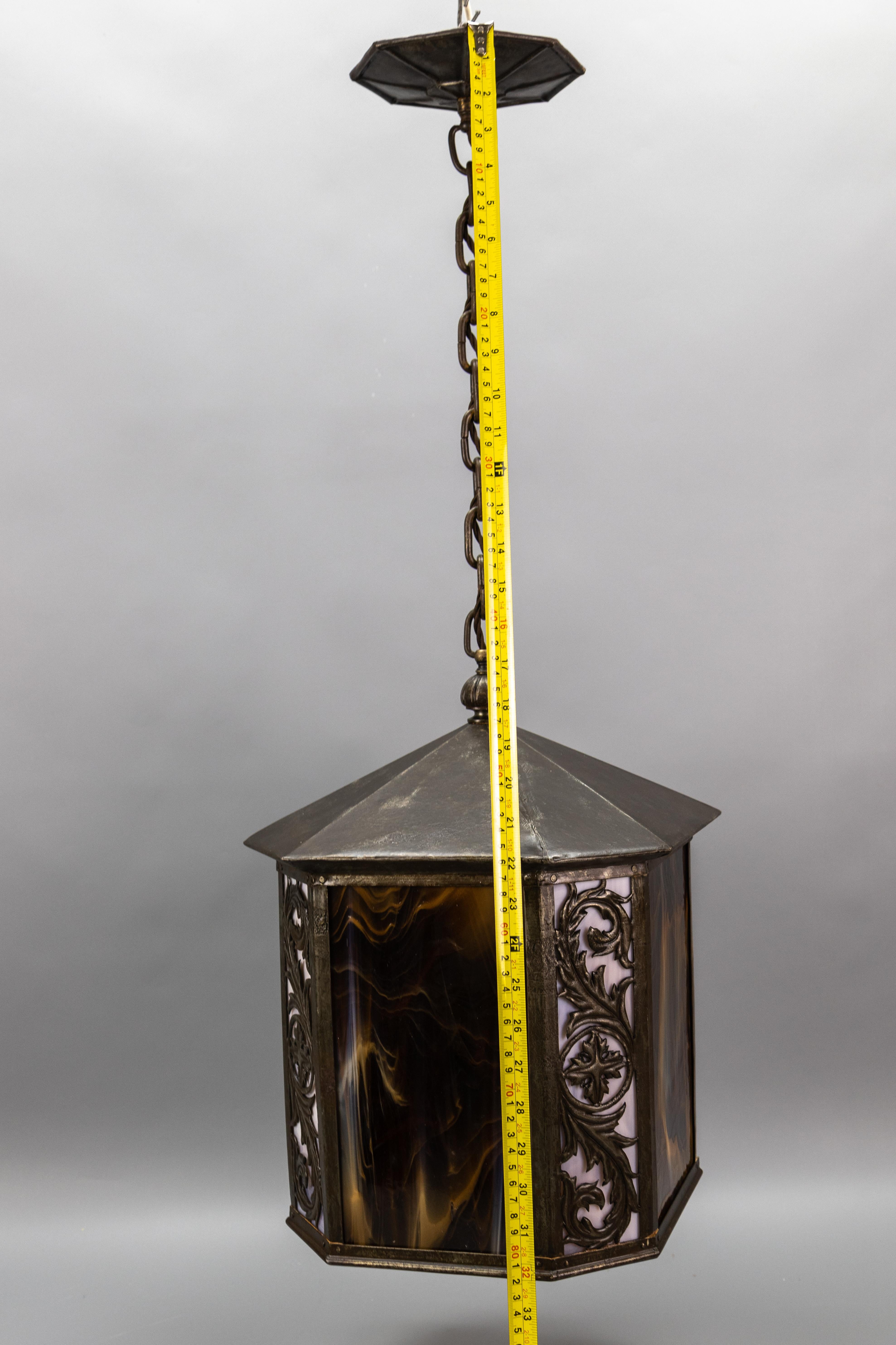 Grande lanterne d'entrée en verre et métal Tiffany Brown et Beige, France, années 1920 en vente 10