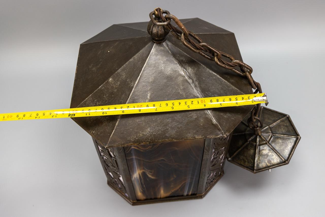 Grande lanterne d'entrée en verre et métal Tiffany Brown et Beige, France, années 1920 en vente 11