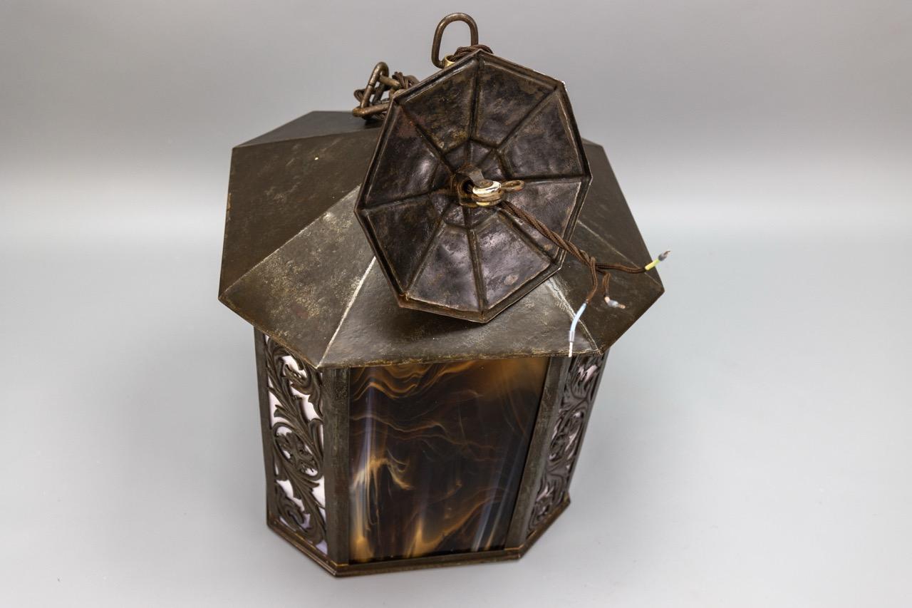 Grande lanterne d'entrée en verre et métal Tiffany Brown et Beige, France, années 1920 en vente 12