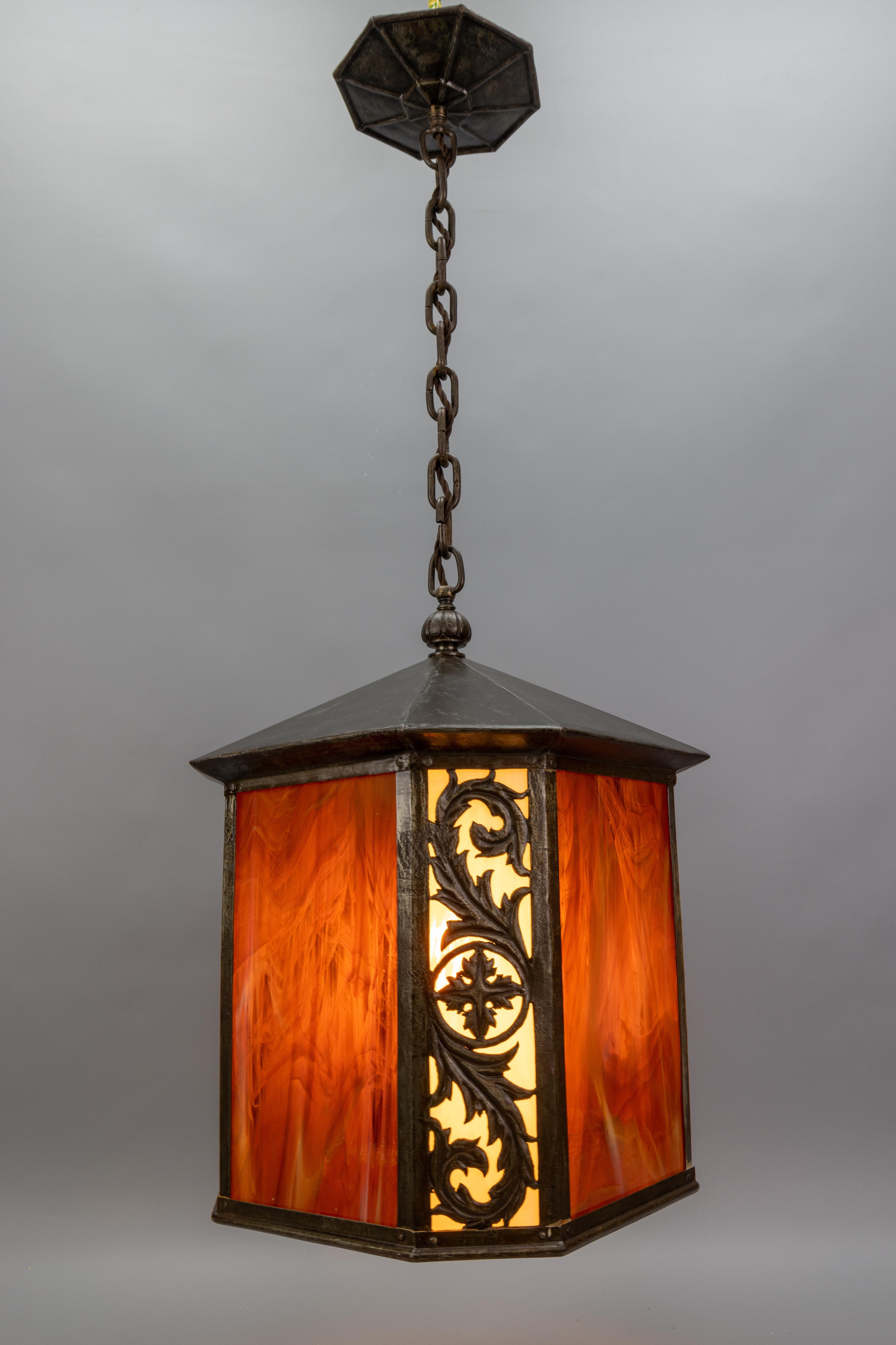 Arts and Crafts Grande lanterne d'entrée en verre et métal Tiffany Brown et Beige, France, années 1920 en vente