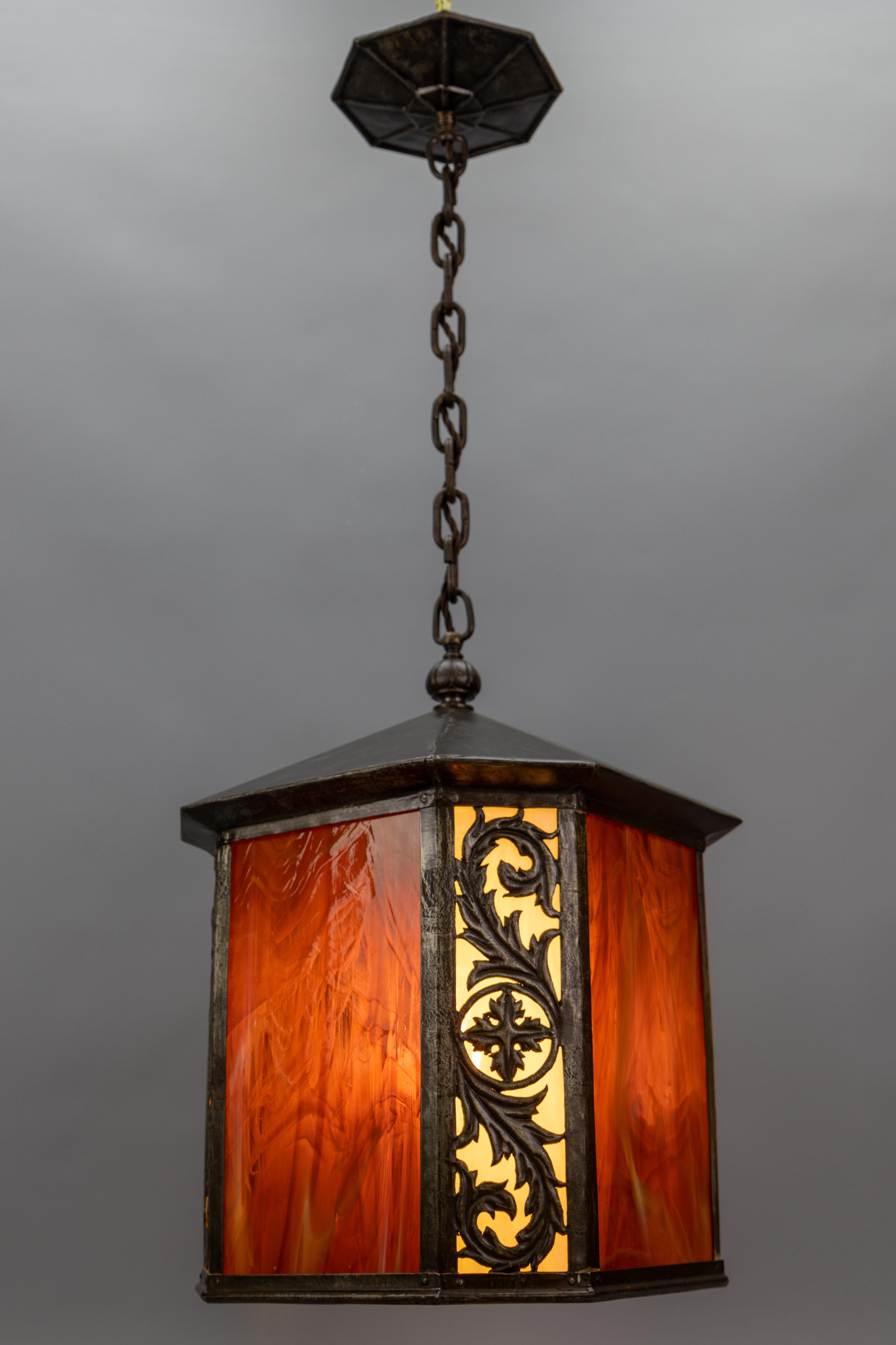 Français Grande lanterne d'entrée en verre et métal Tiffany Brown et Beige, France, années 1920 en vente